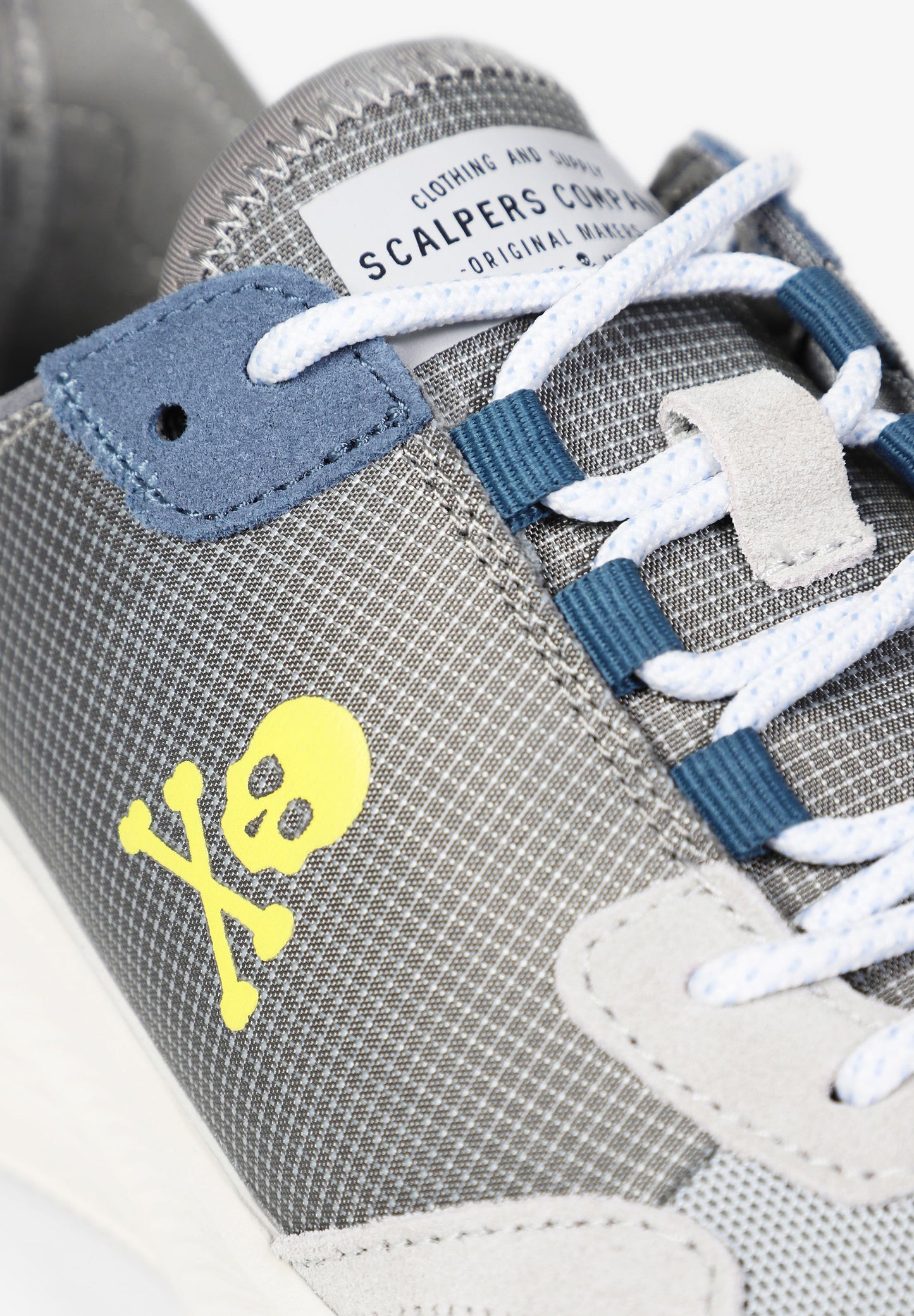 SNEAKERS CALAVERA TIRADOR