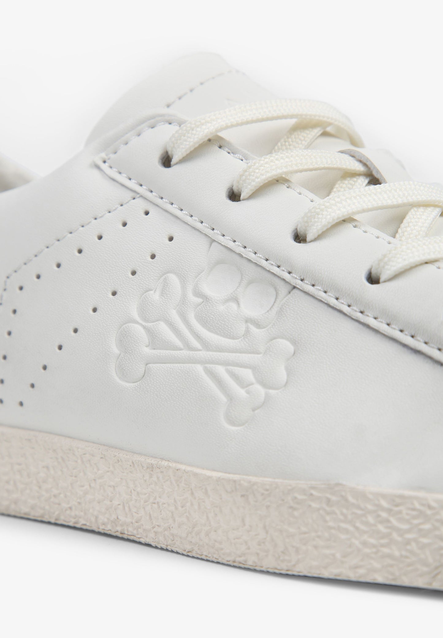 SNEAKERS BAJAS DETALLE CONTRASTE