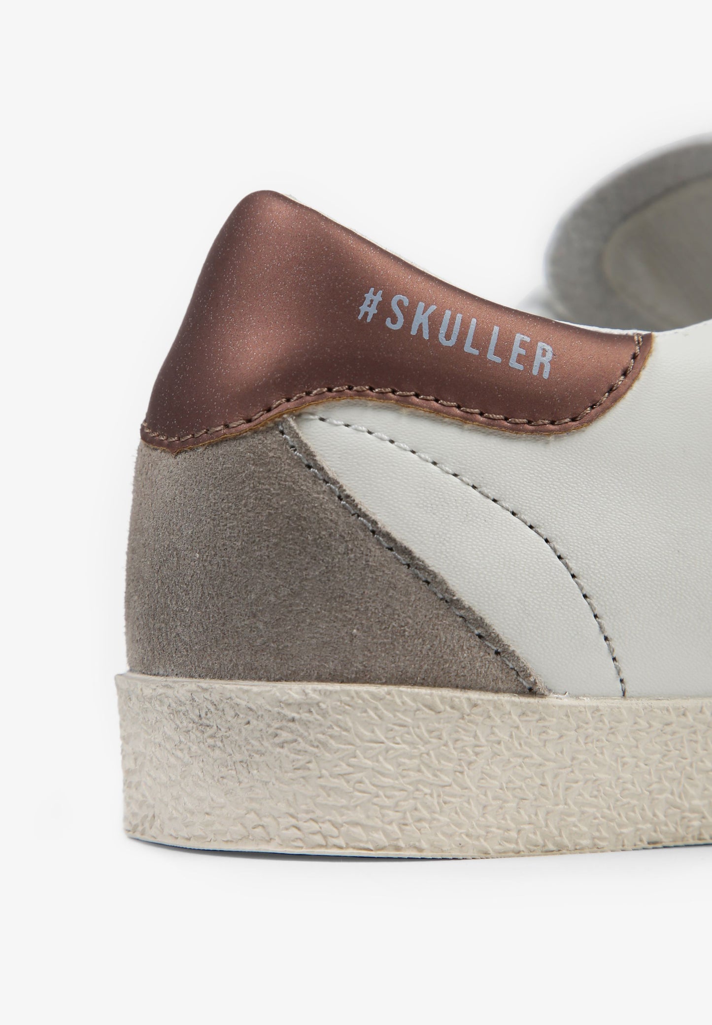 SNEAKERS BAJAS DETALLE CONTRASTE