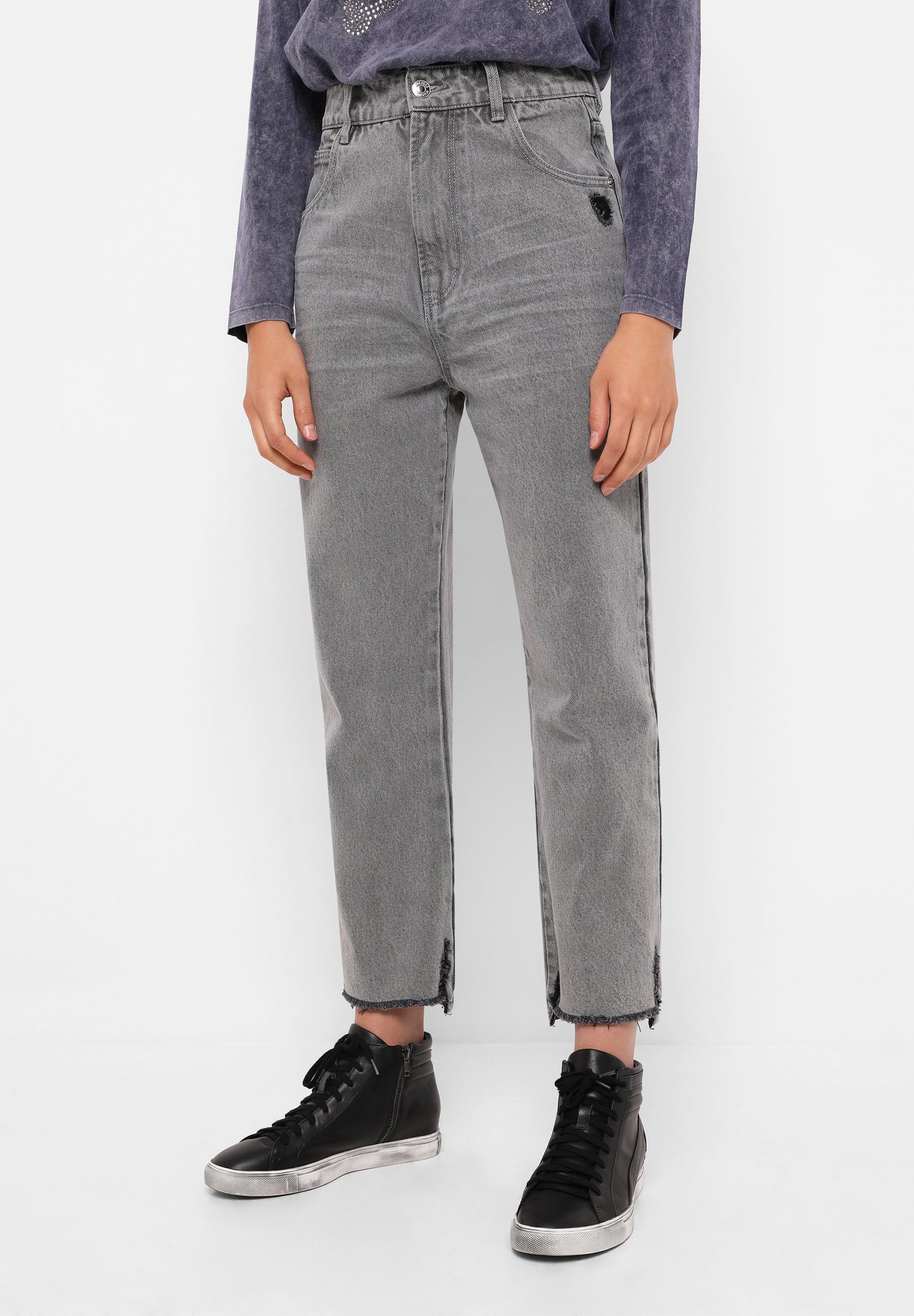 JEANS RECTOS DESFLECADOS