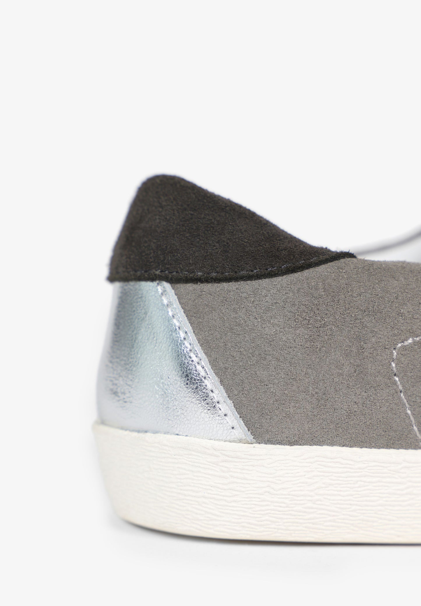 ZAPATILLAS DETALLE PLATEADO