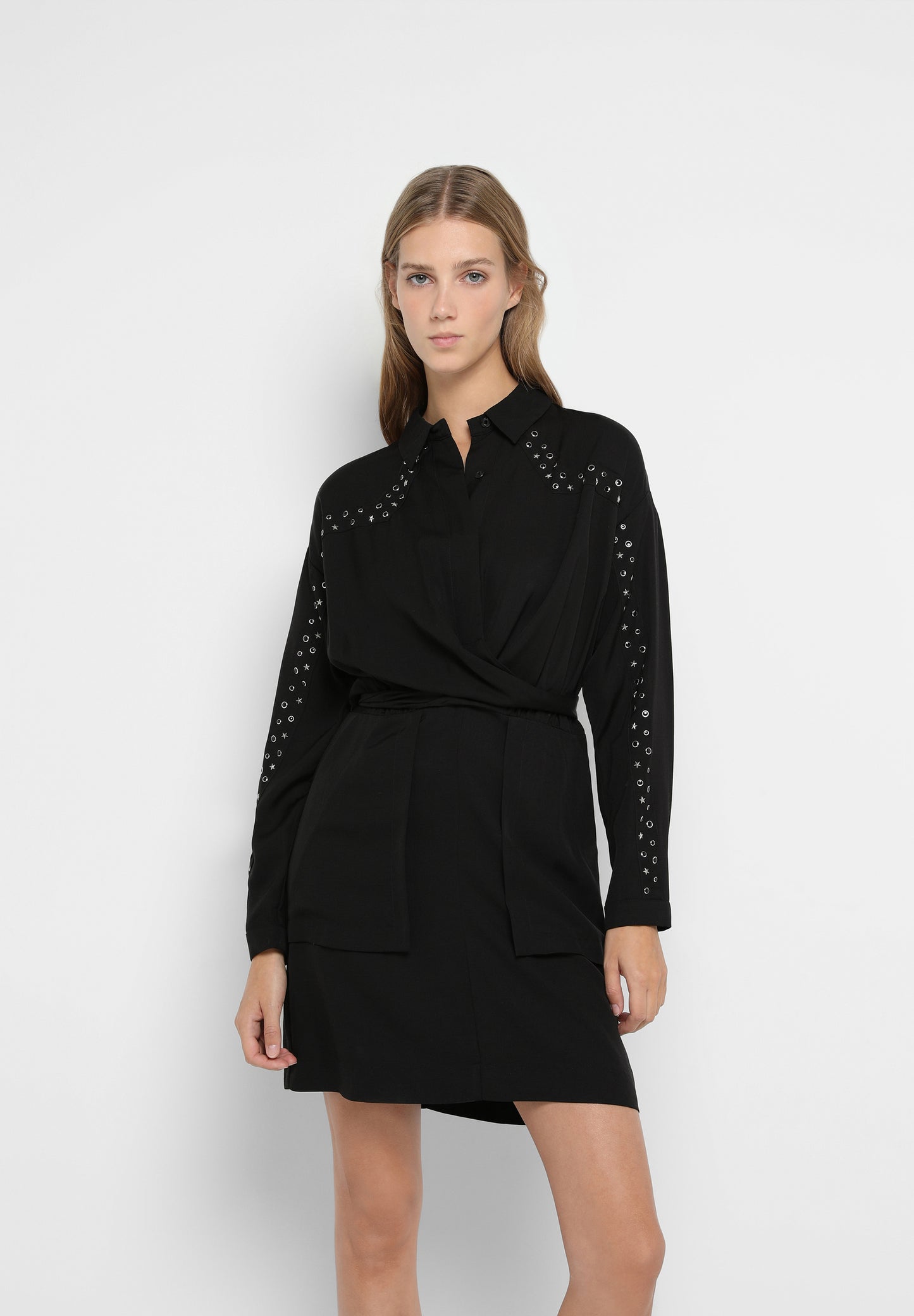 VESTIDO MINI TACHUELAS