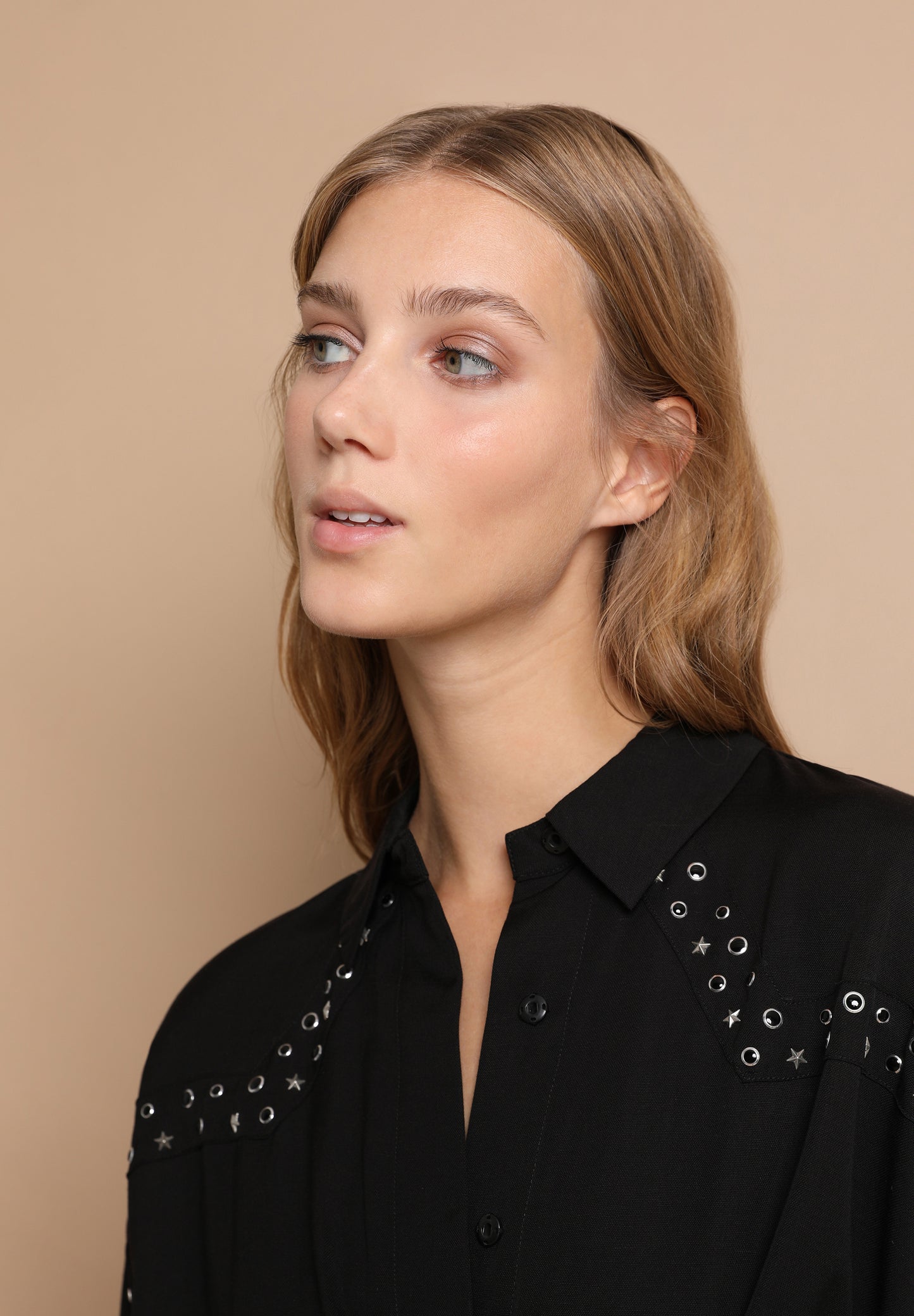 VESTIDO MINI TACHUELAS