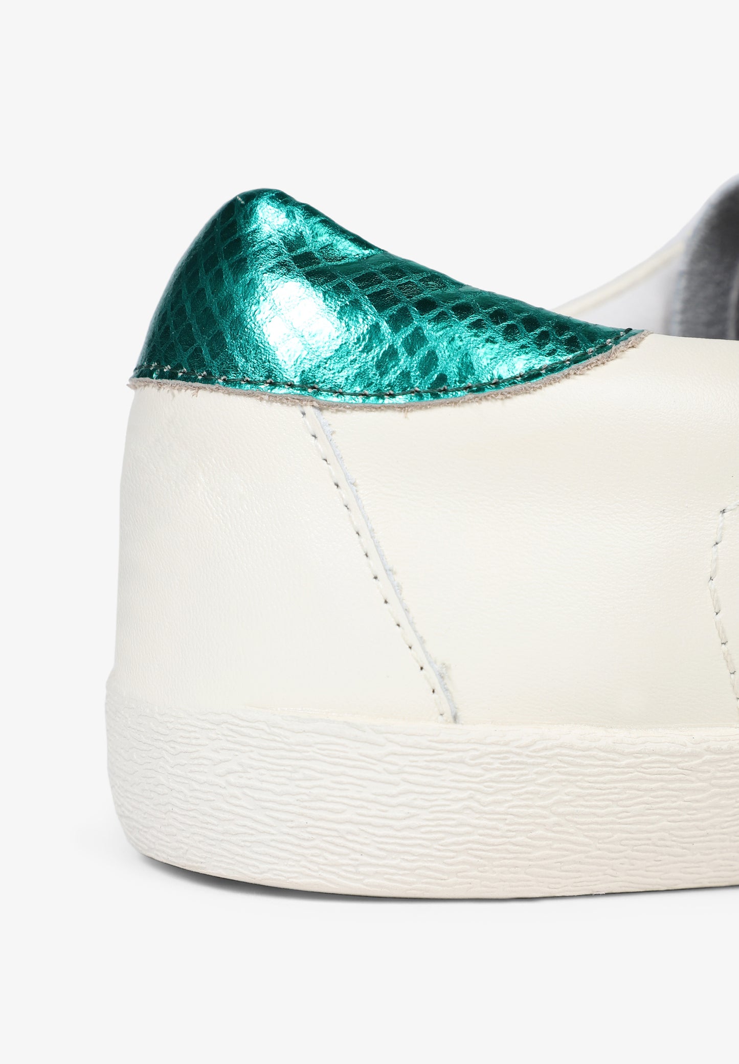 SNEAKERS DETALLE METALIZADO