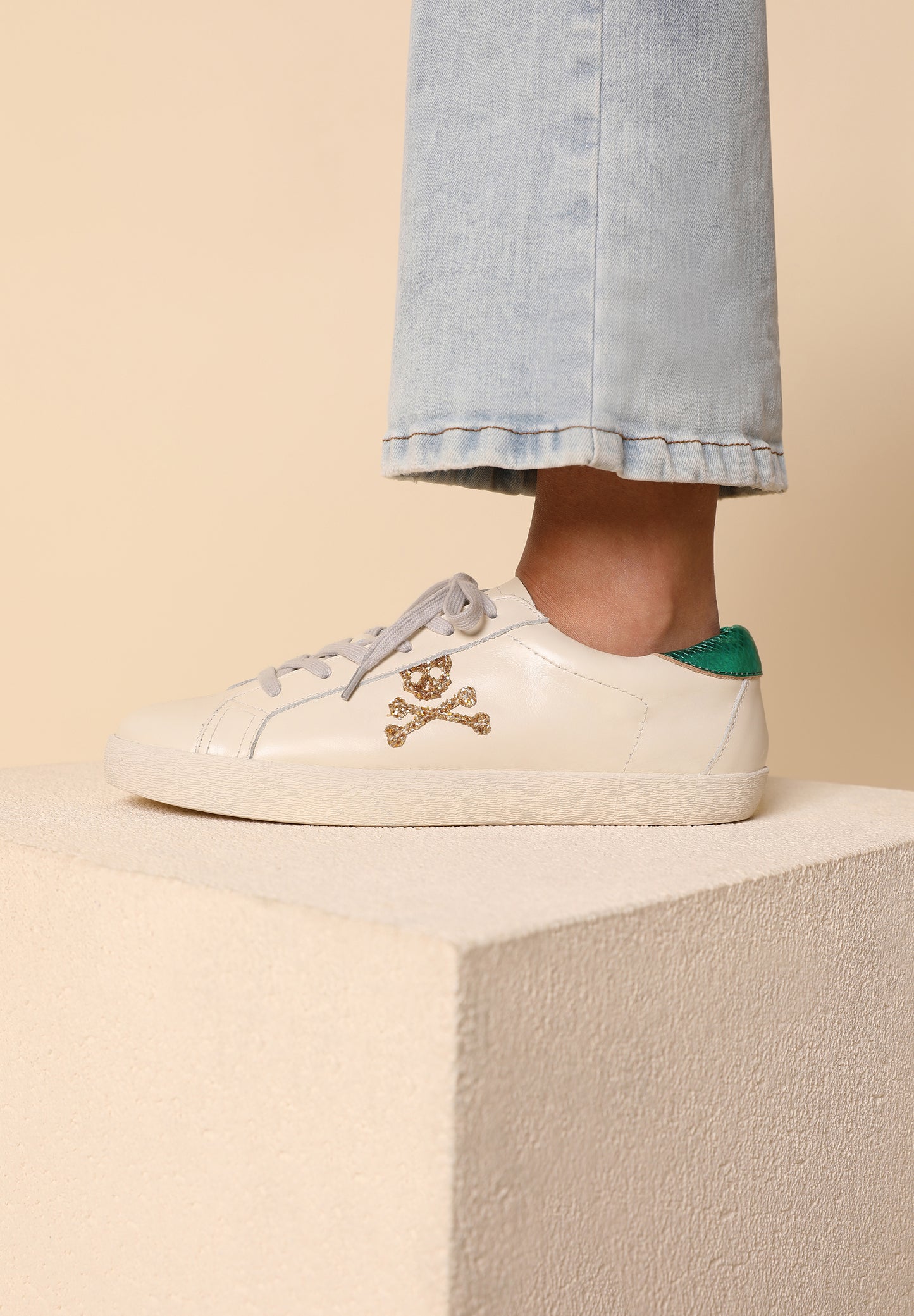 SNEAKERS DETALLE METALIZADO