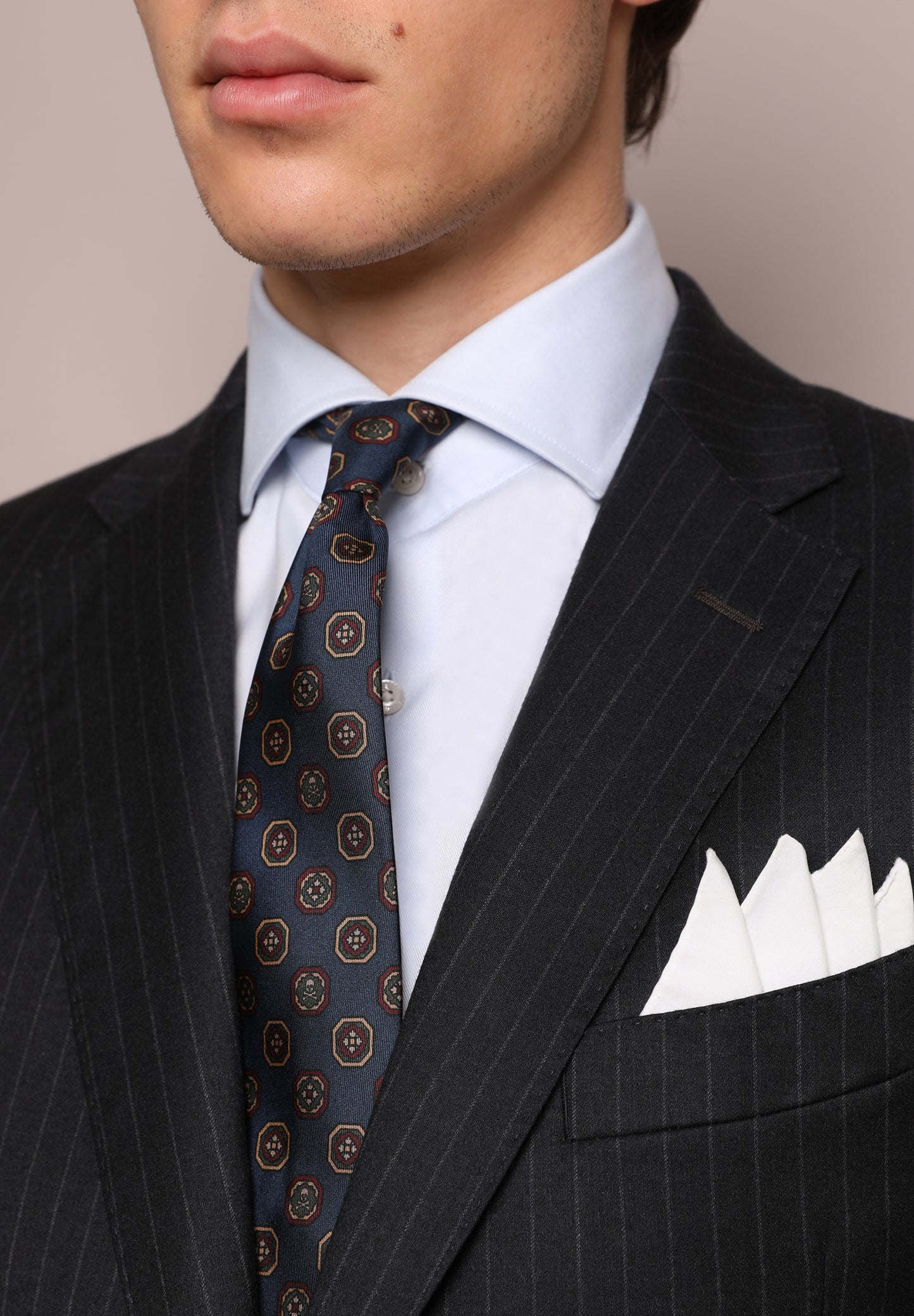 TRAJE RAYA DIPLOMÁTICA