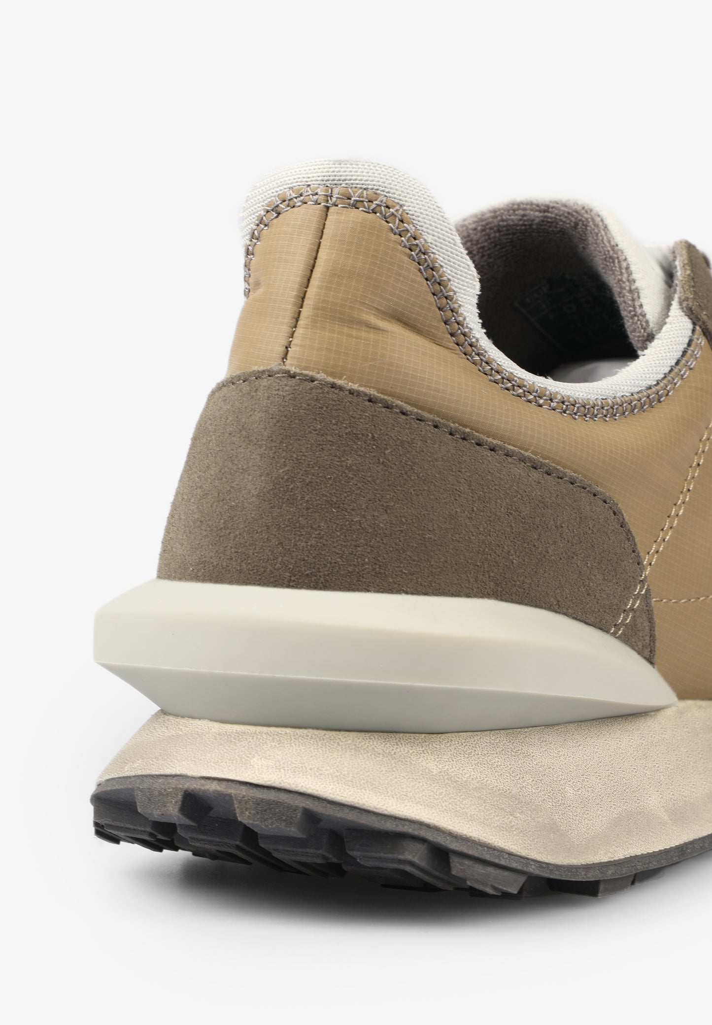 SNEAKERS CALAVERA ESTABILIZADOR PRONUNCIADO