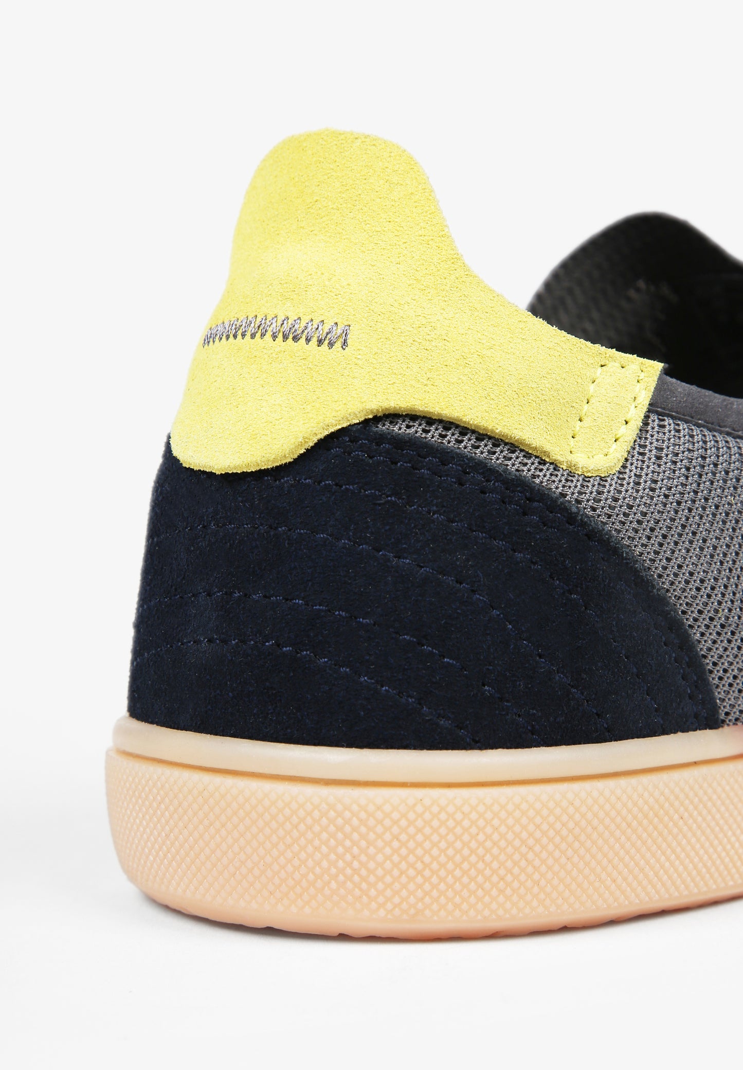 SNEAKERS BAJAS DETALLE CONTRASTE