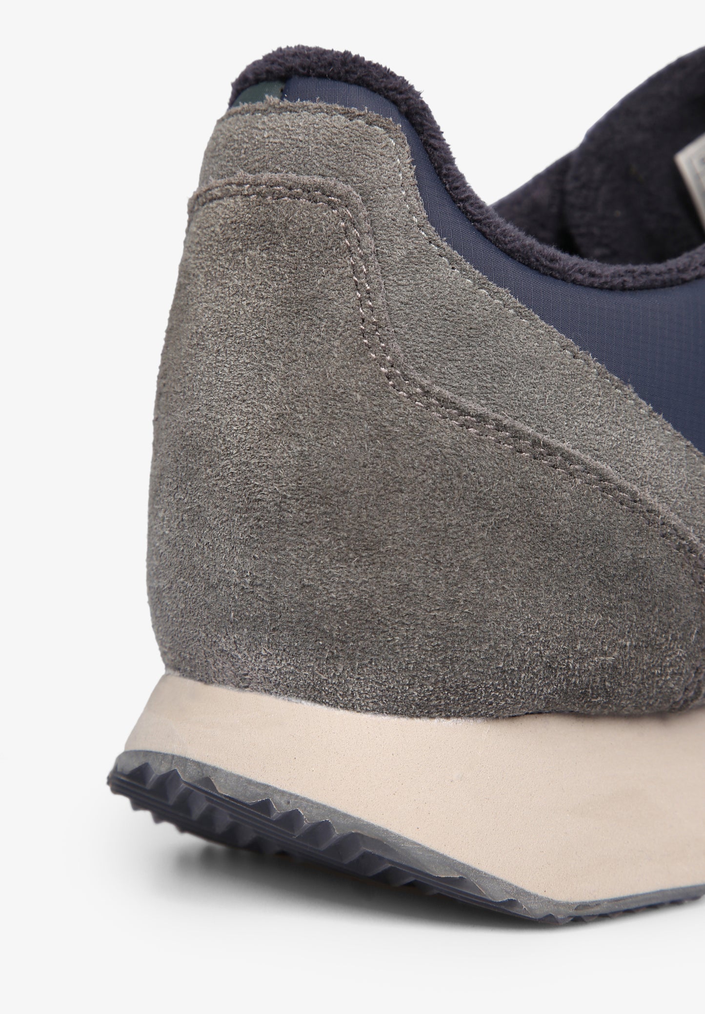 SNEAKERS DETALLE SUELA LATERAL