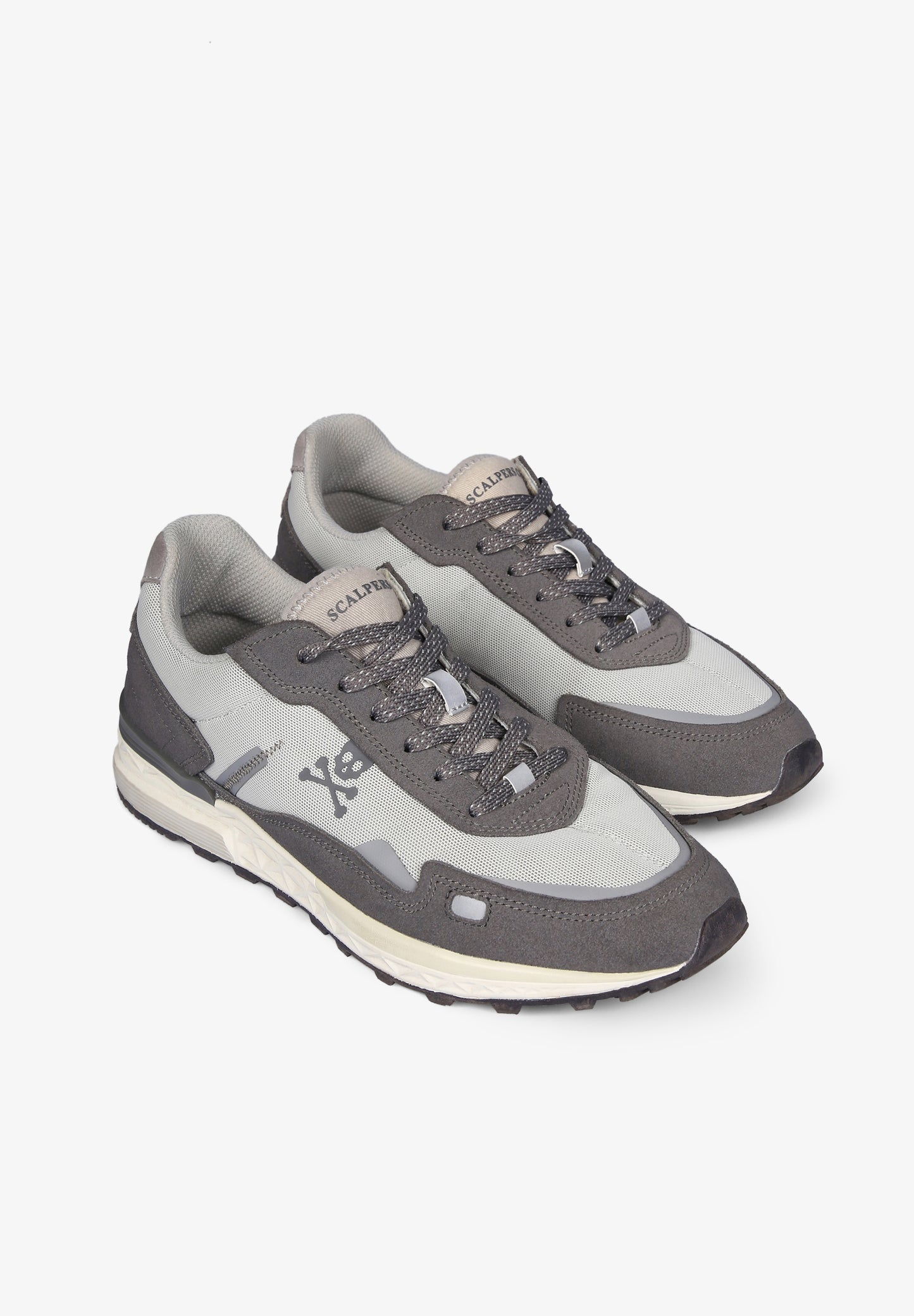 SNEAKERS CALAVERA DETALLE COSTURA