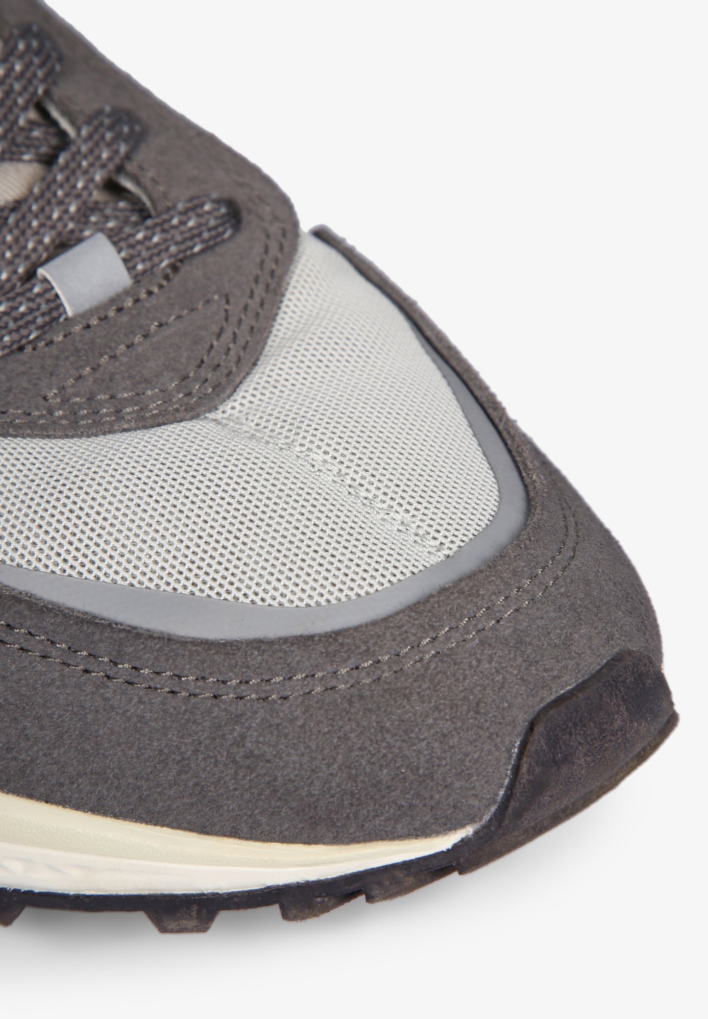 SNEAKERS CALAVERA DETALLE COSTURA