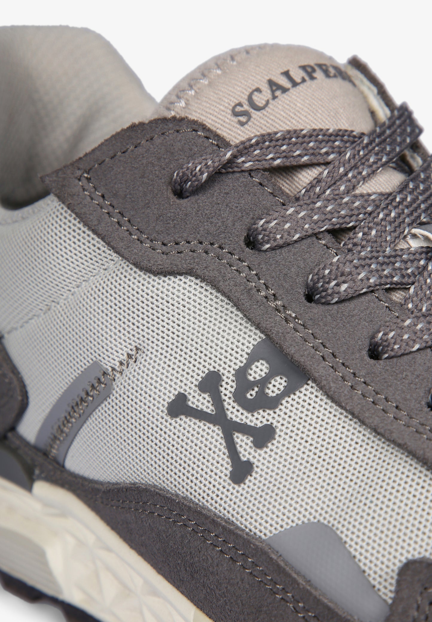 SNEAKERS CALAVERA DETALLE COSTURA