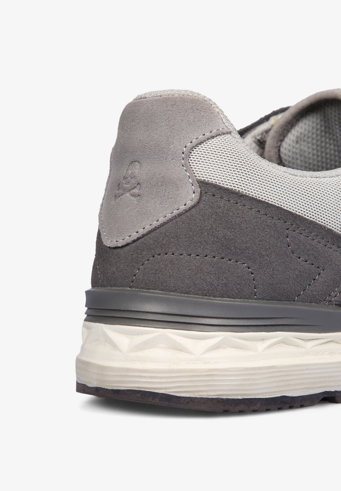 SNEAKERS CALAVERA DETALLE COSTURA