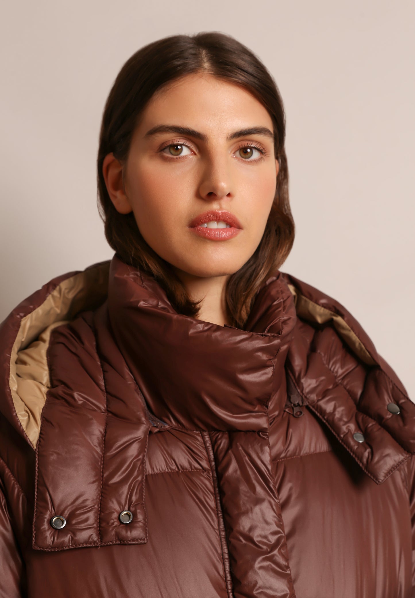 ABRIGO ACOLCHADO BOLSILLOS PARCHE