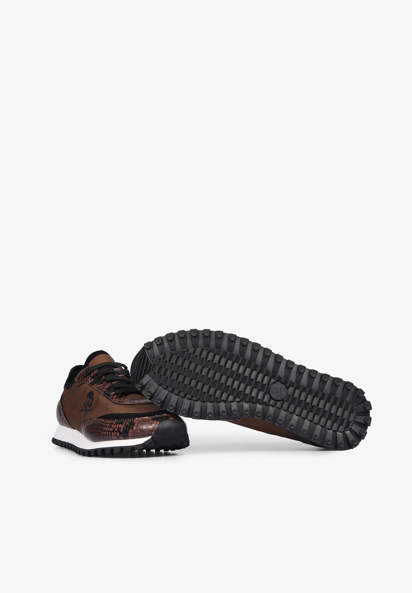 SNEAKERS DETALLES PIEL GRABADA