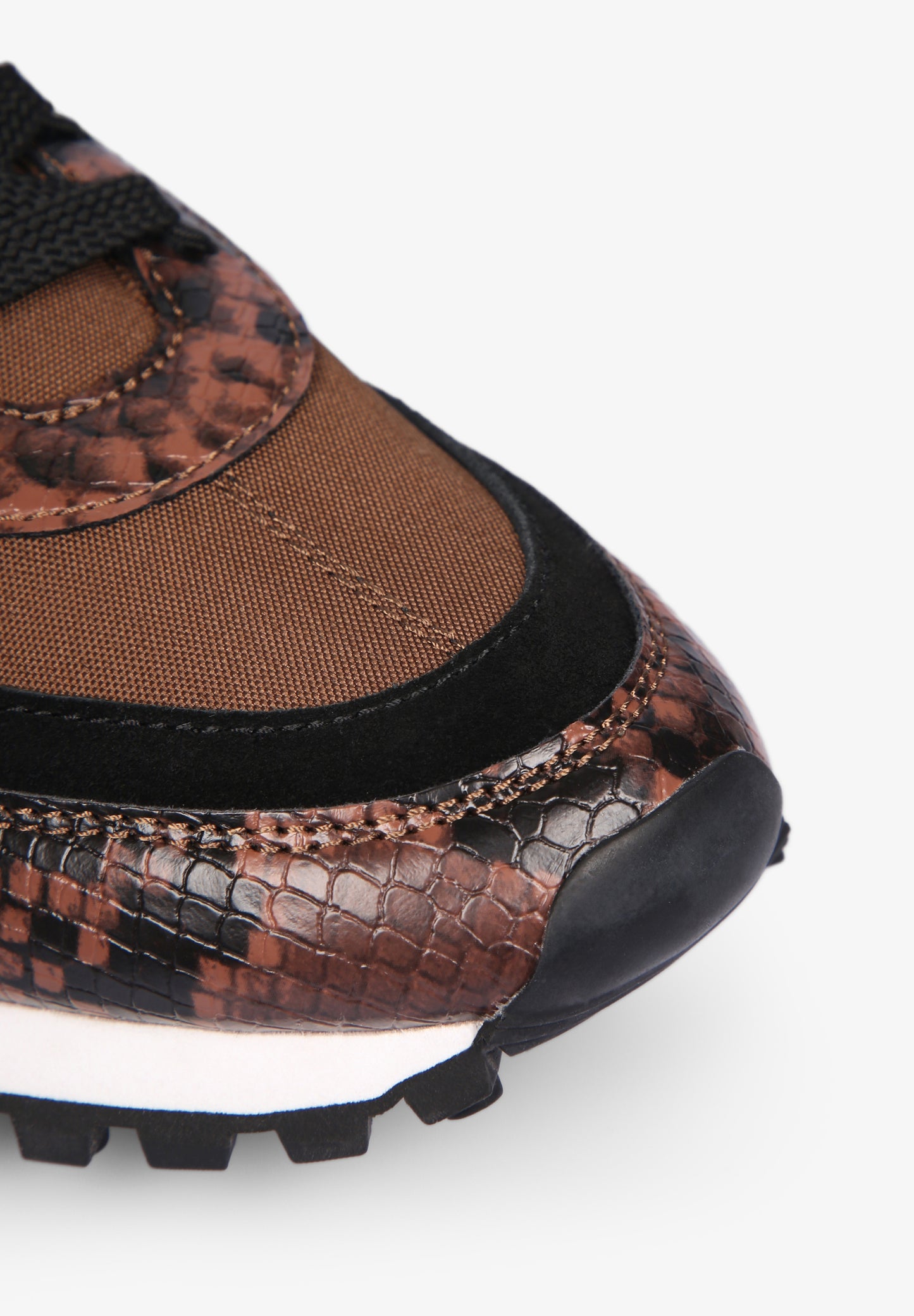 SNEAKERS DETALLES PIEL GRABADA