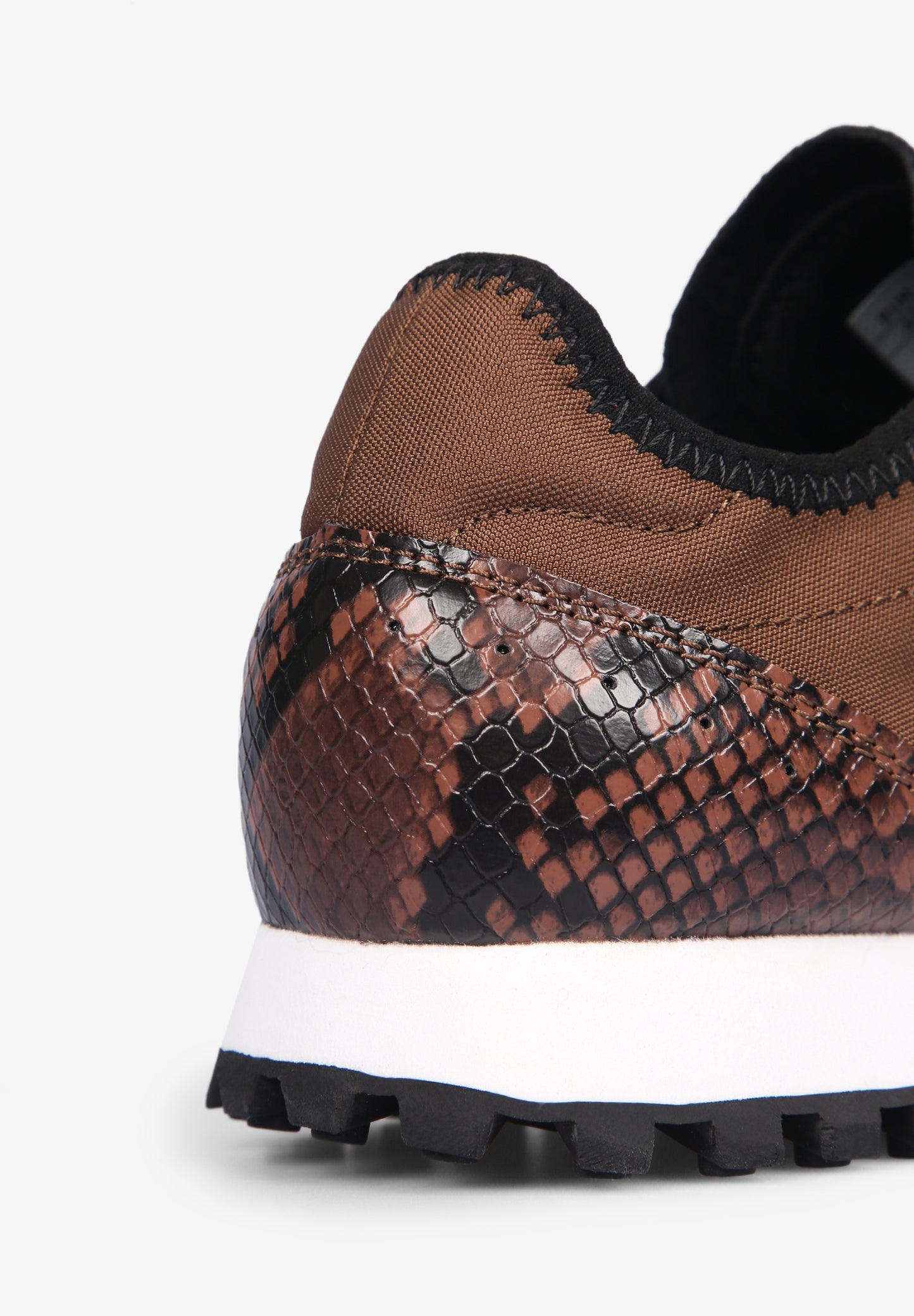 SNEAKERS DETALLES PIEL GRABADA