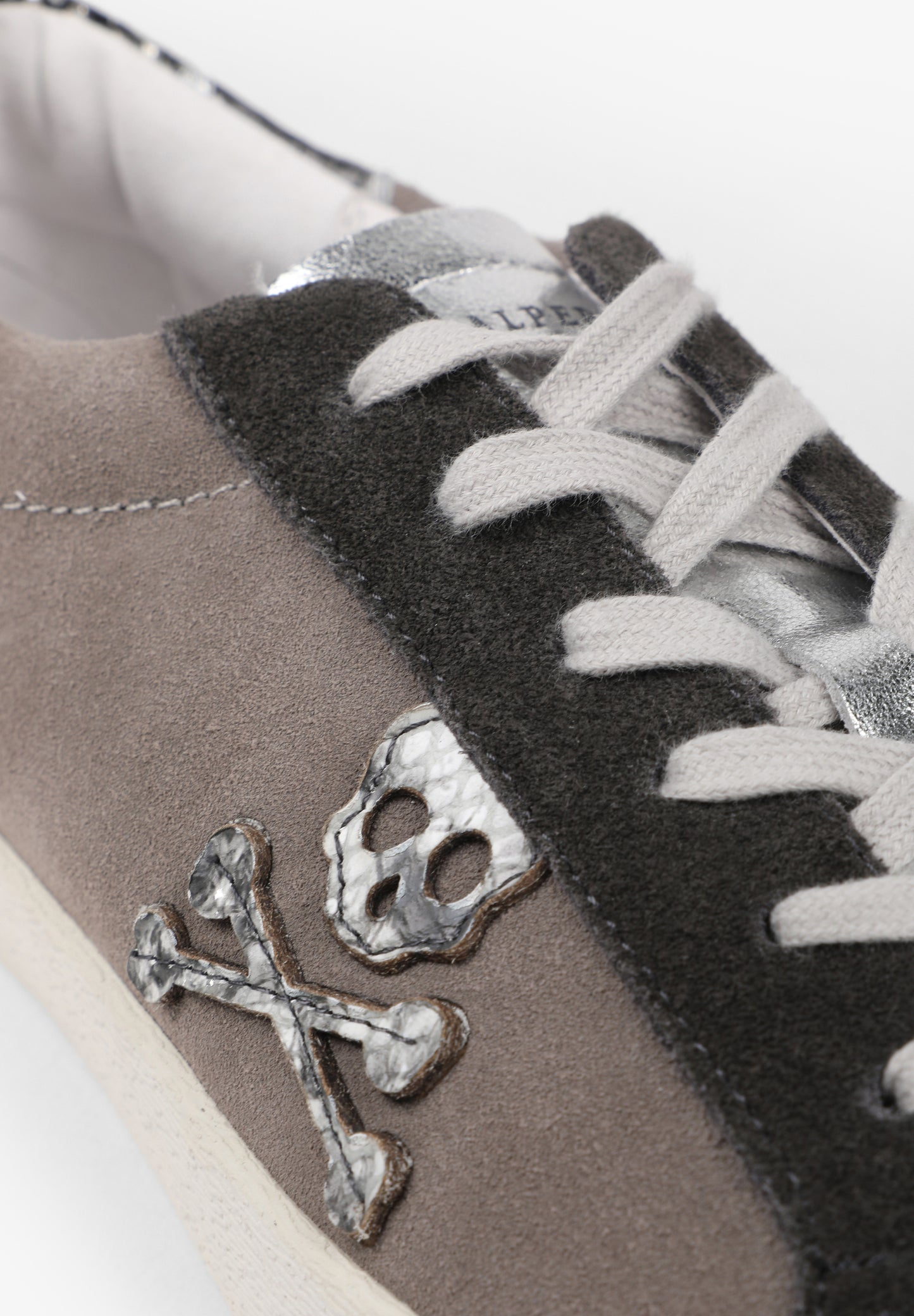 SNEAKERS BAJAS DETALLES ANIMAL PRINT