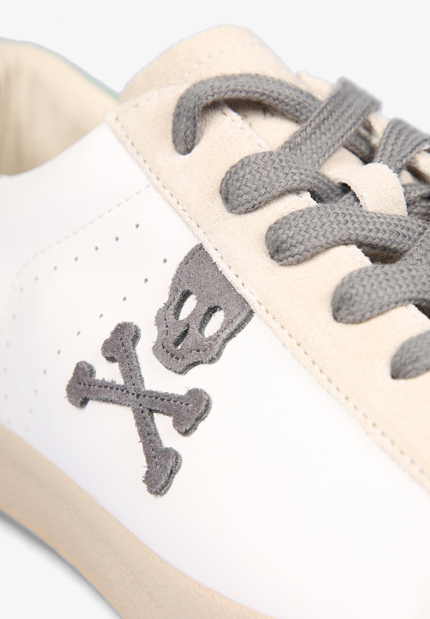 SNEAKERS PIEL BAJAS CALAVERA CONTRASTE