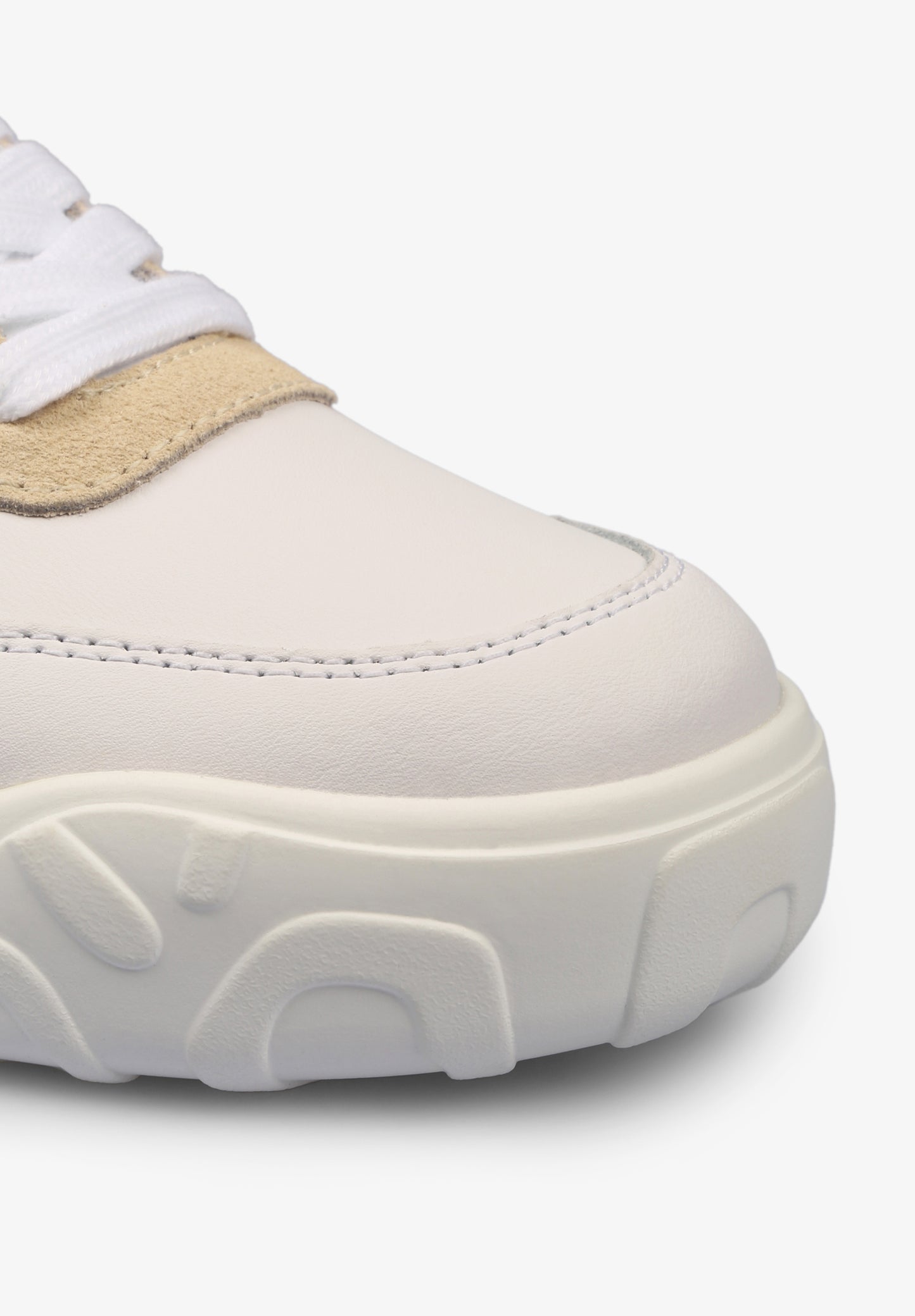 SNEAKERS TALÓN METALIZADO