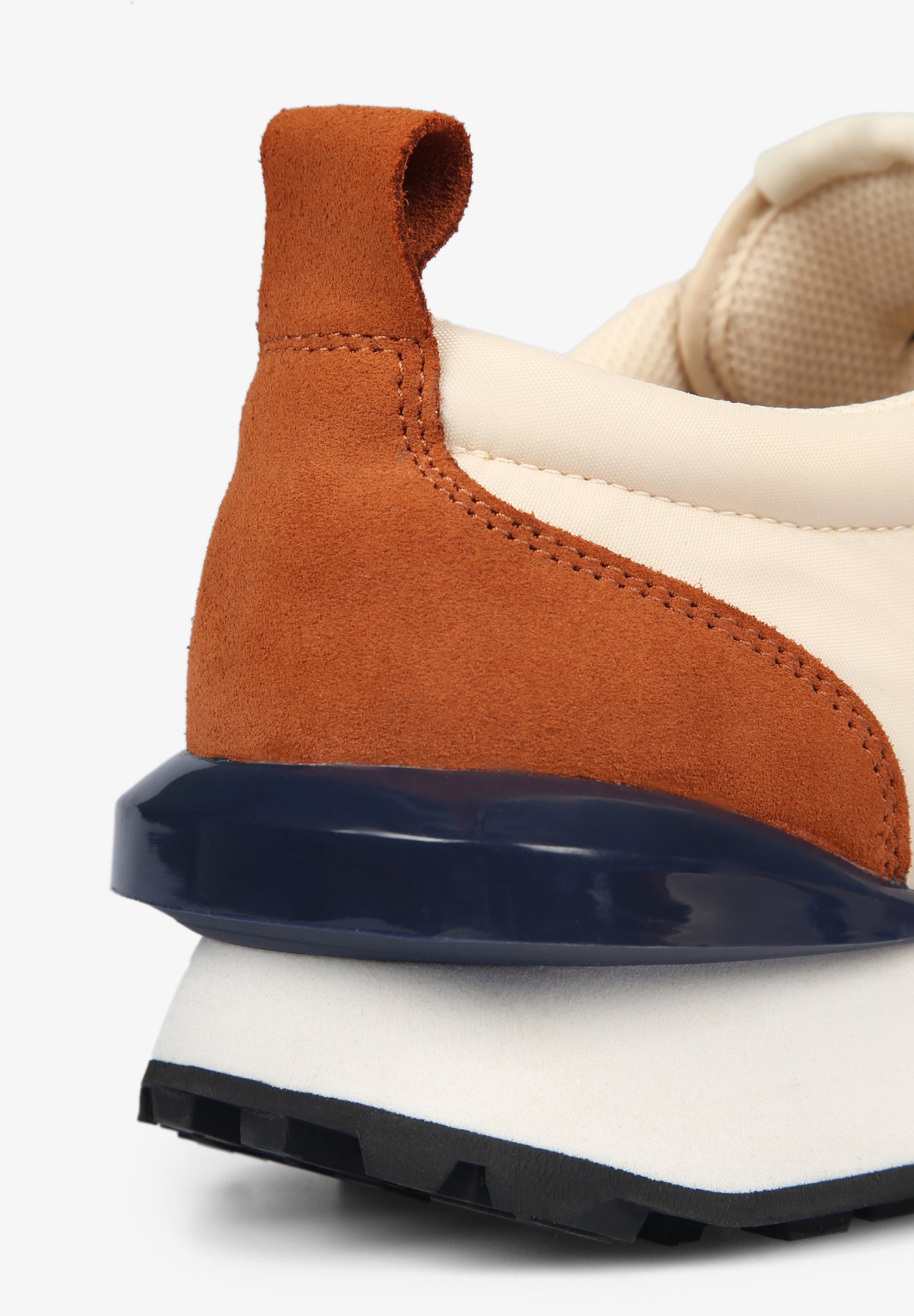 SNEAKERS ESTABILIZADOR PRONUNCIADO