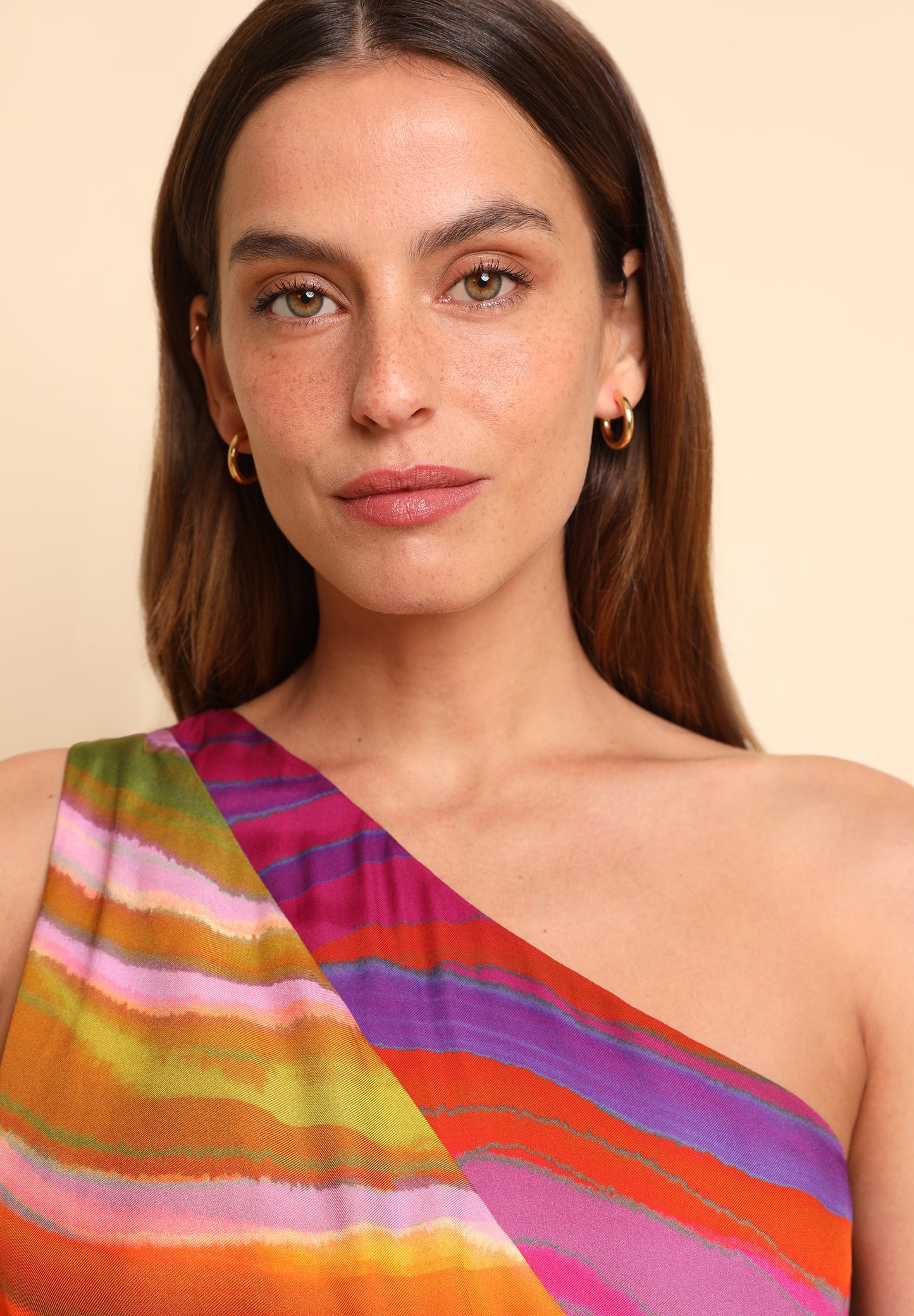 VESTIDO SATINADO ASIMÉTRICO