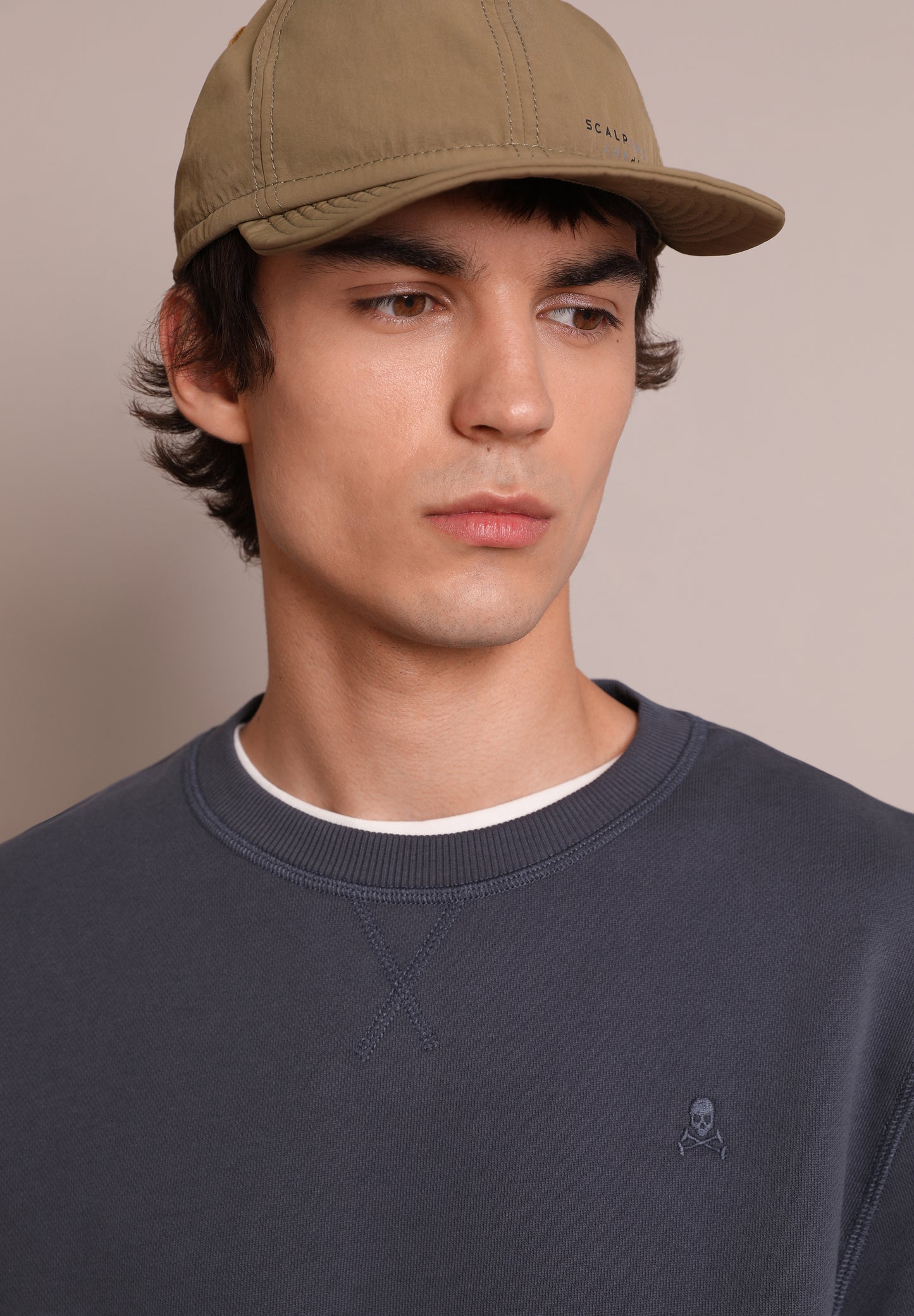 GORRA CINCO PANELES DETALLE ETIQUETA