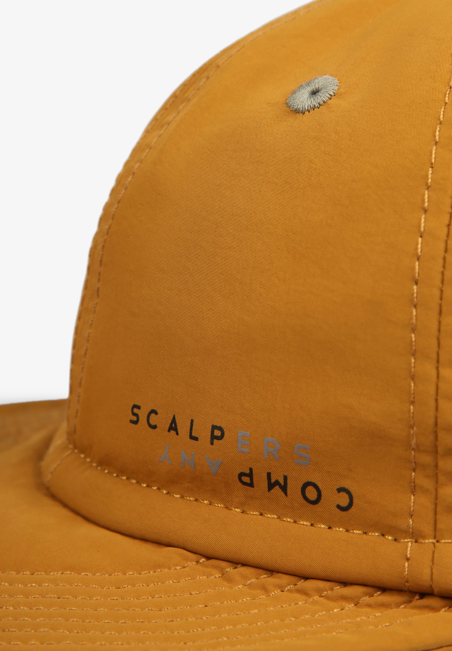 GORRA CINCO PANELES DETALLE ETIQUETA