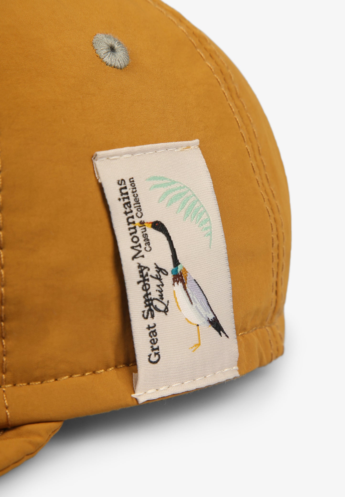 GORRA CINCO PANELES DETALLE ETIQUETA