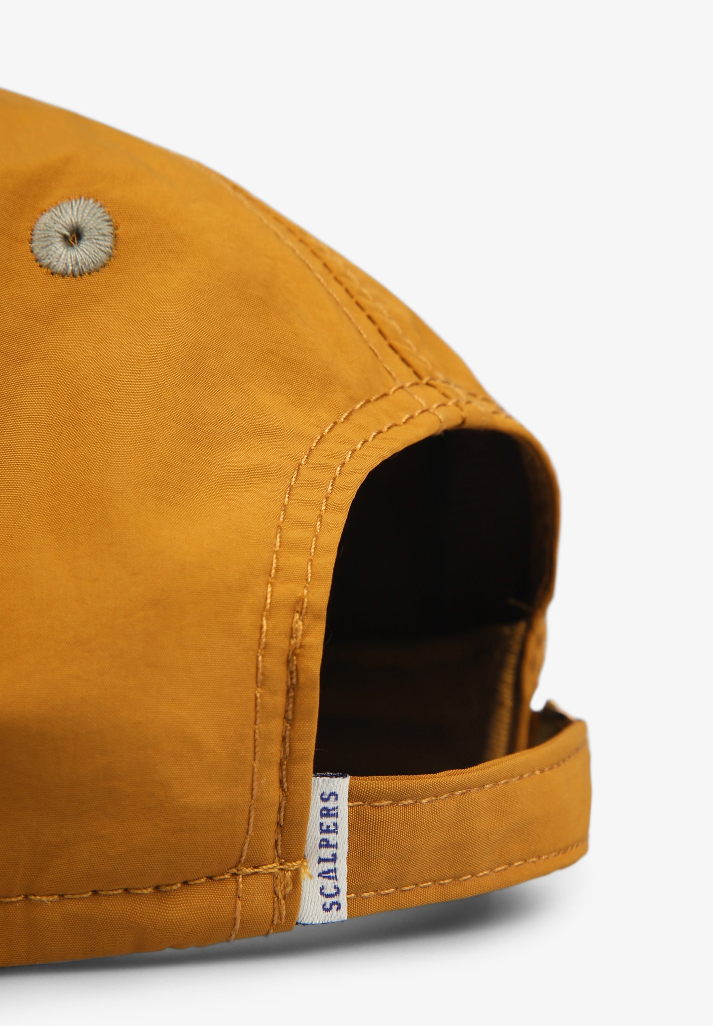 GORRA CINCO PANELES DETALLE ETIQUETA