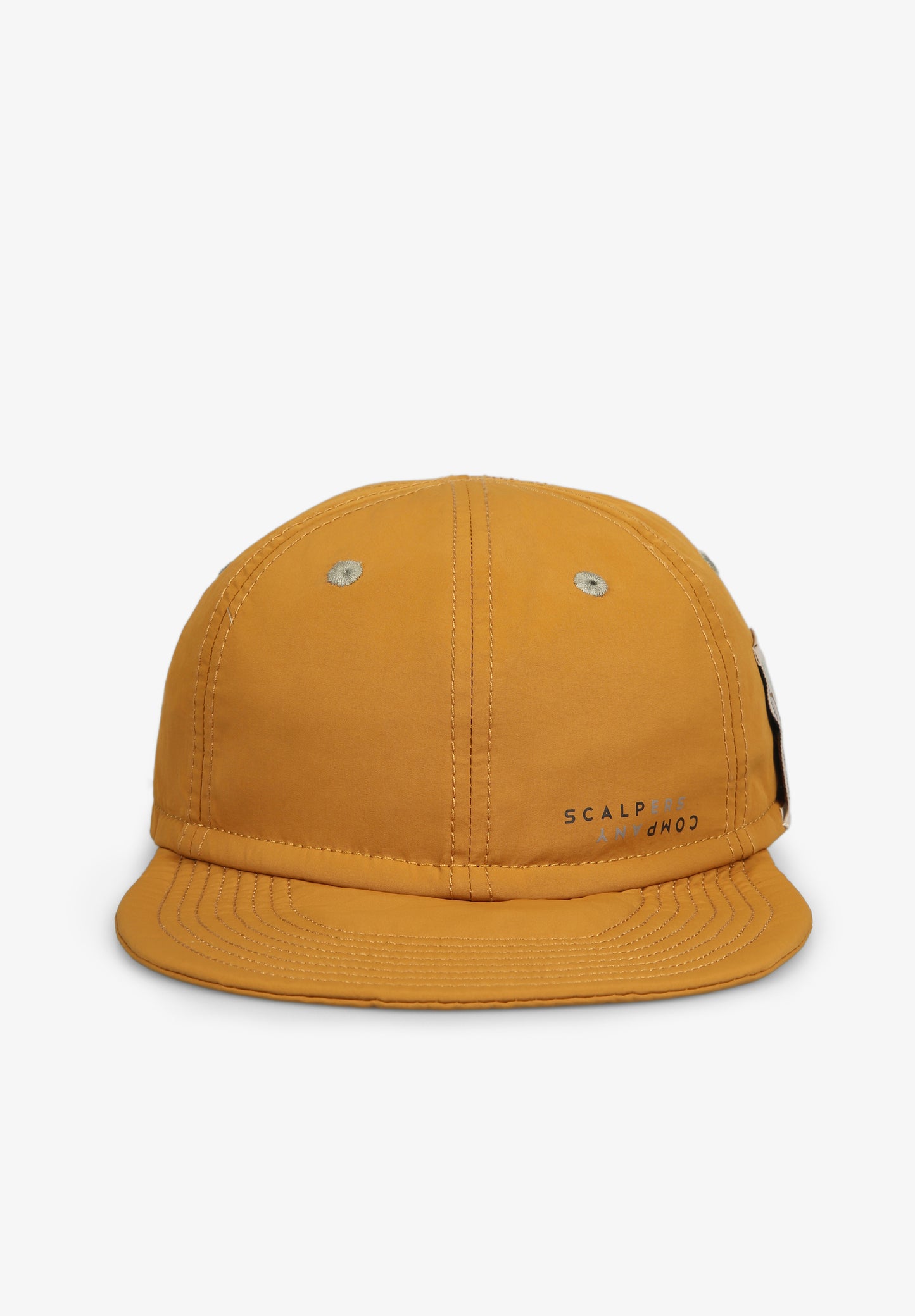 GORRA CINCO PANELES DETALLE ETIQUETA