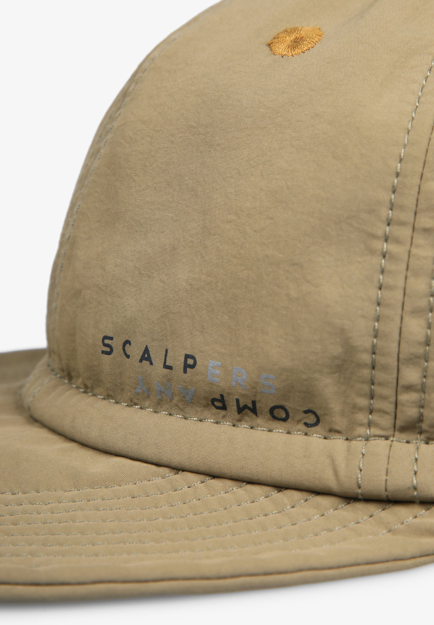 GORRA CINCO PANELES DETALLE ETIQUETA