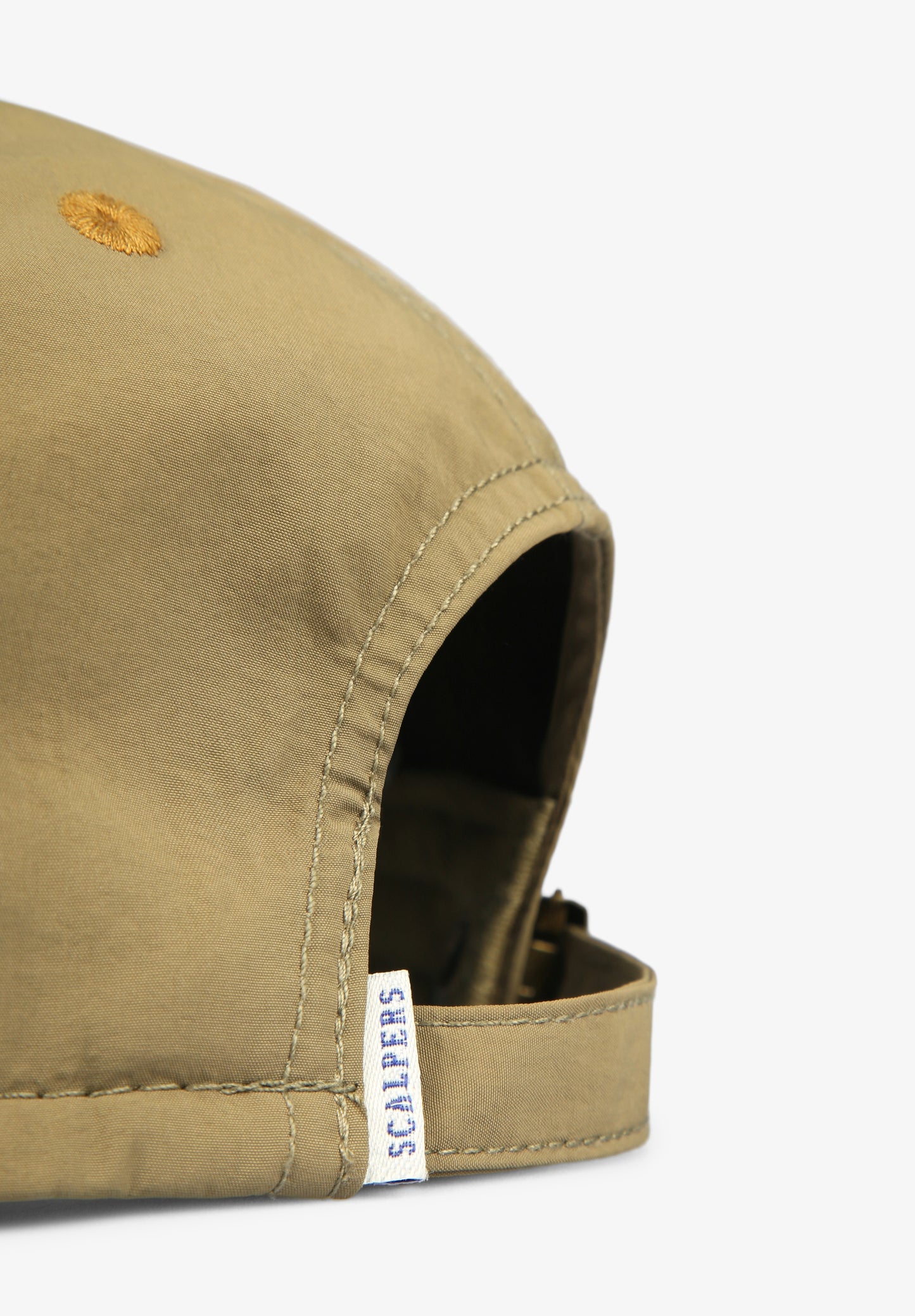 GORRA CINCO PANELES DETALLE ETIQUETA