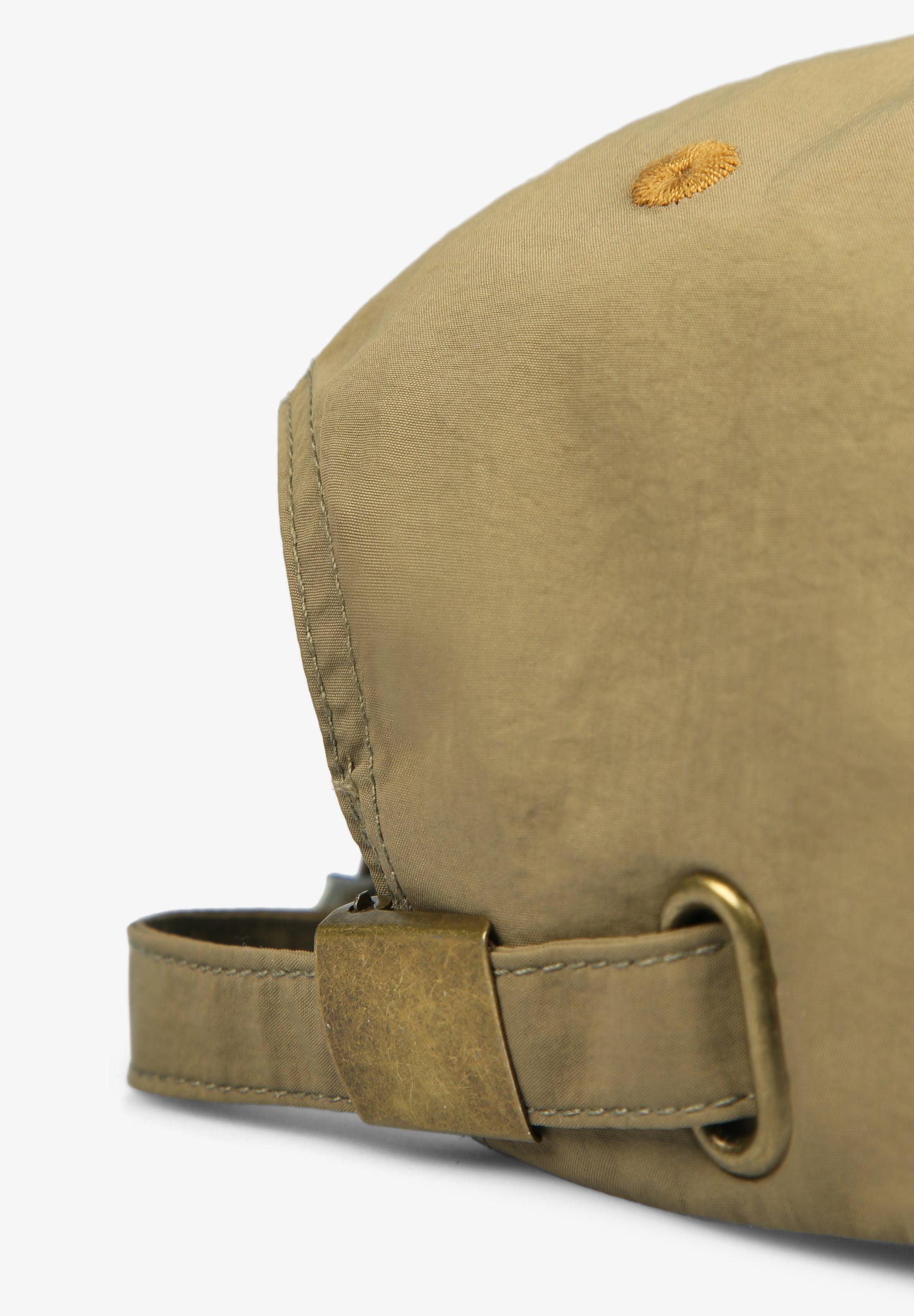 GORRA CINCO PANELES DETALLE ETIQUETA