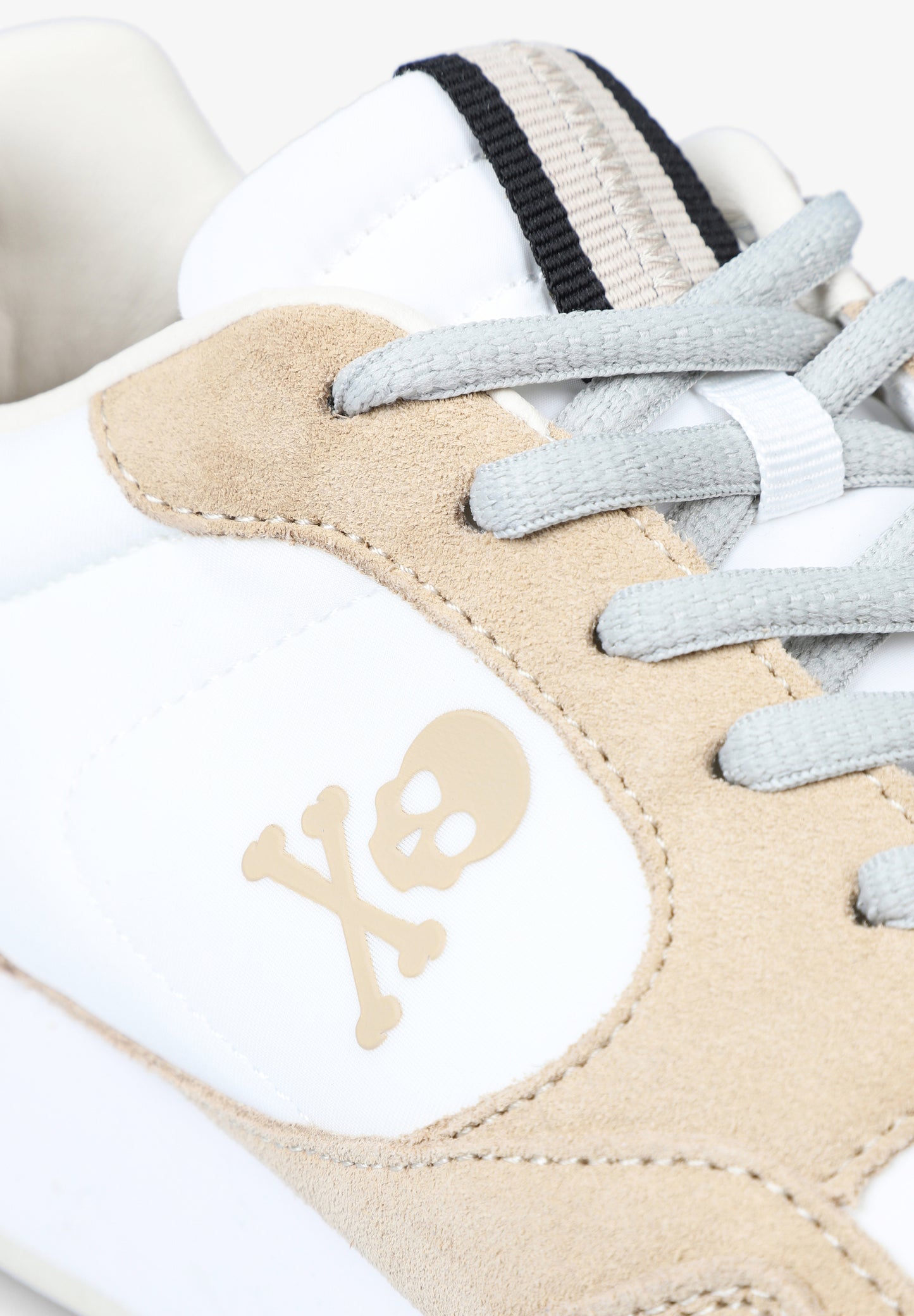 SNEAKERS METALIZADA SUELA PRONUNCIADA