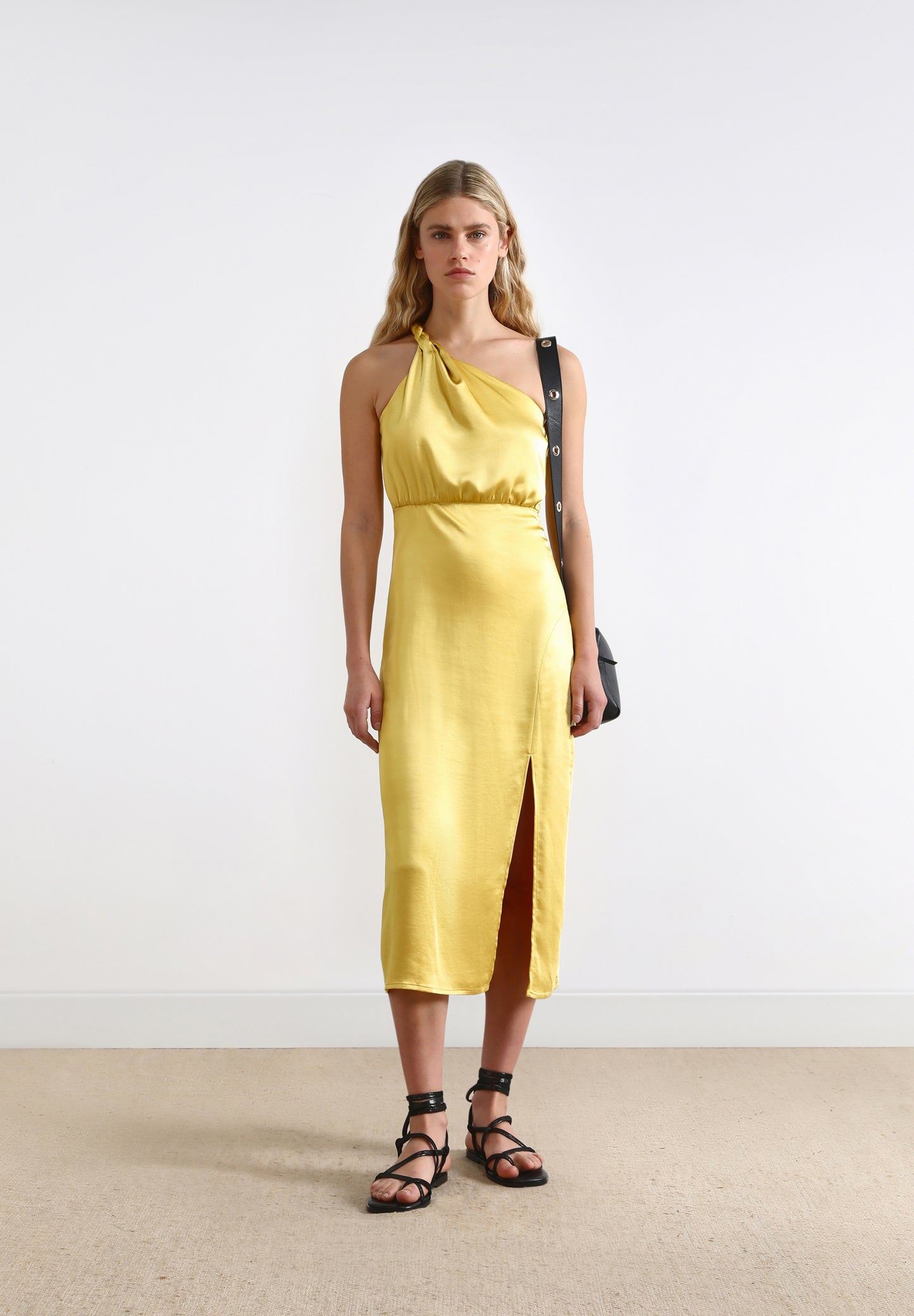 VESTIDO ASIMÉTRICO ABERTURA TRASERA