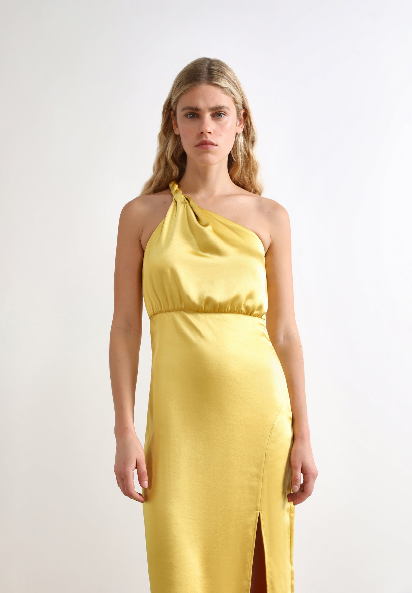 VESTIDO ASIMÉTRICO ABERTURA TRASERA