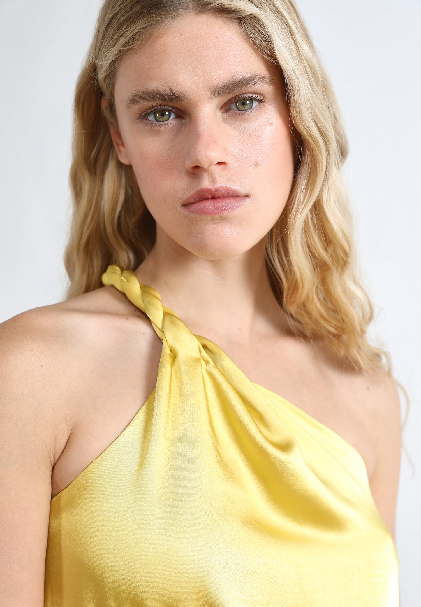 VESTIDO ASIMÉTRICO ABERTURA TRASERA