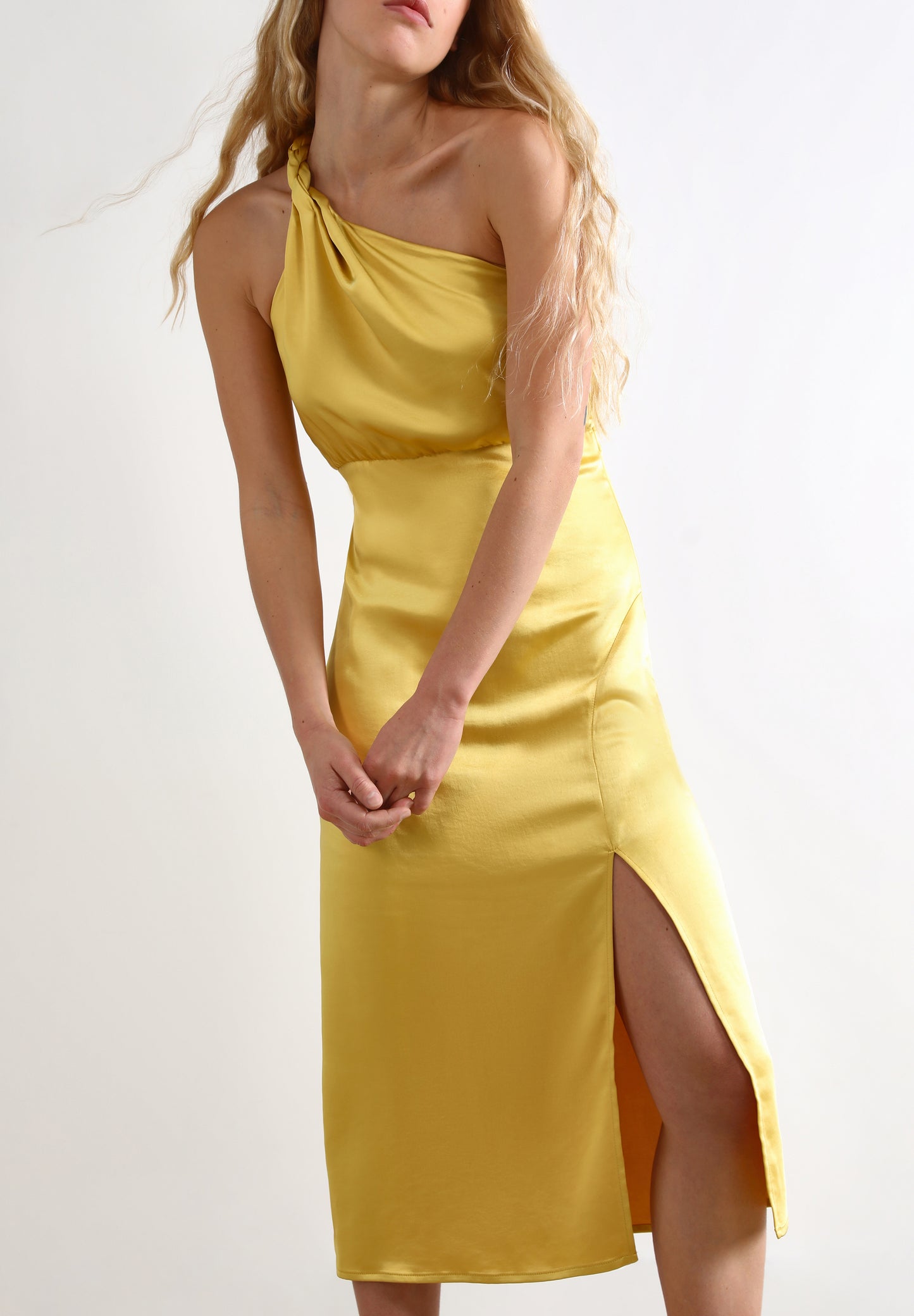 VESTIDO ASIMÉTRICO ABERTURA TRASERA