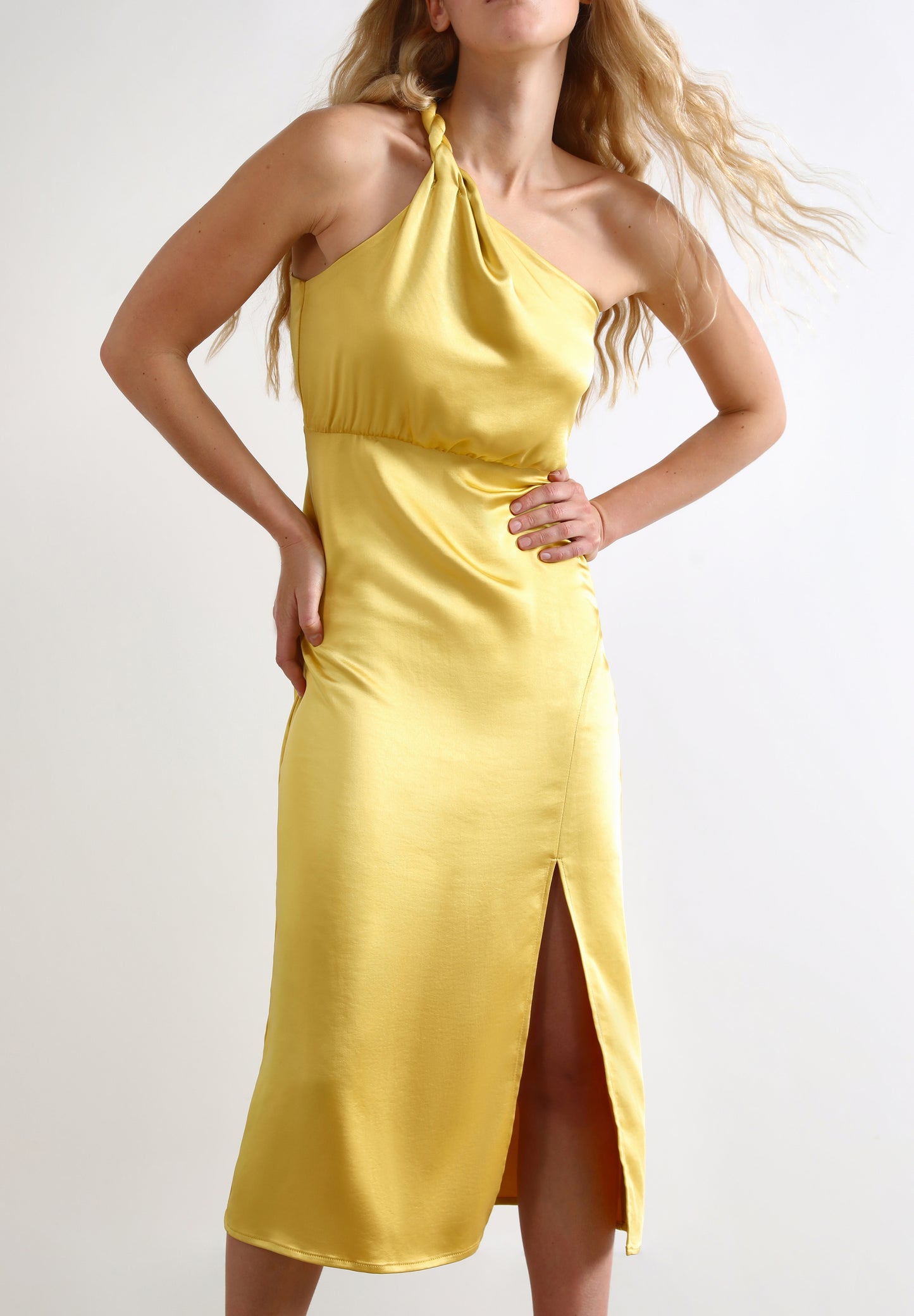 VESTIDO ASIMÉTRICO ABERTURA TRASERA