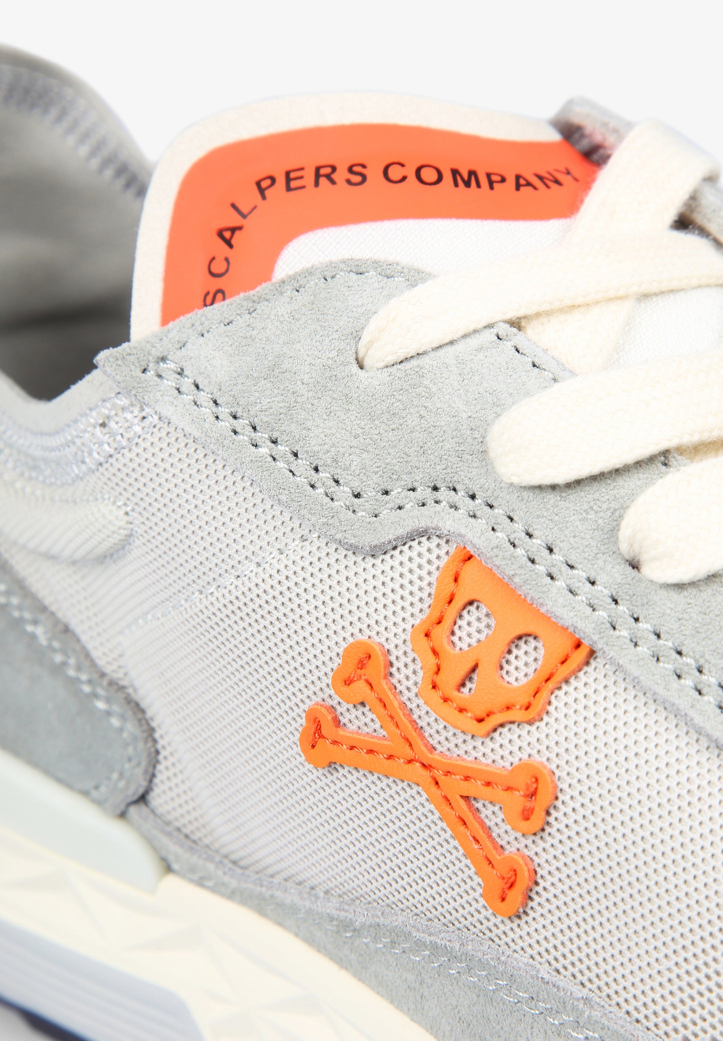 SNEAKERS CALAVERA DETALLES FLÚOR