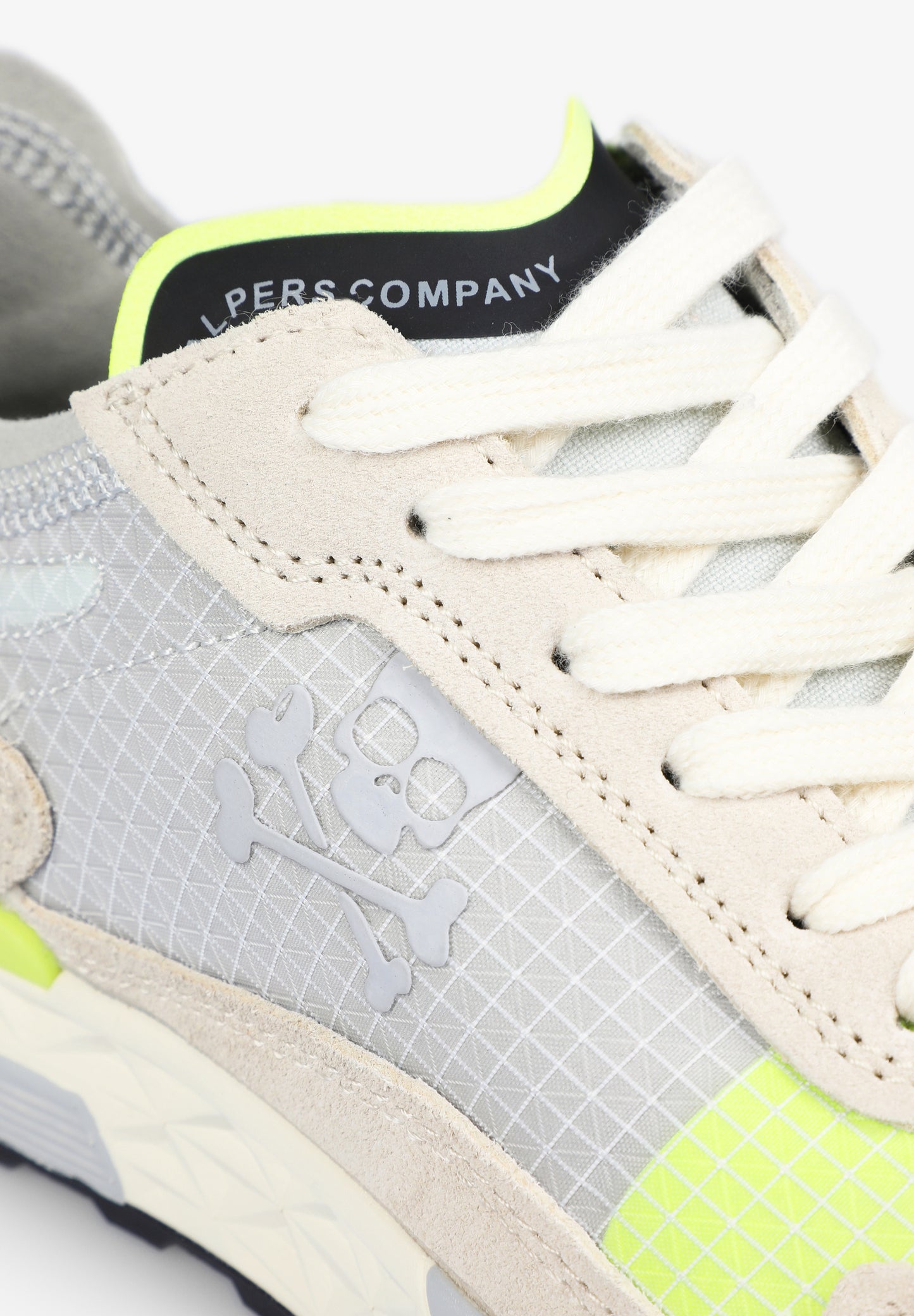 SNEAKERS CALAVERA DETALLES FLUOR