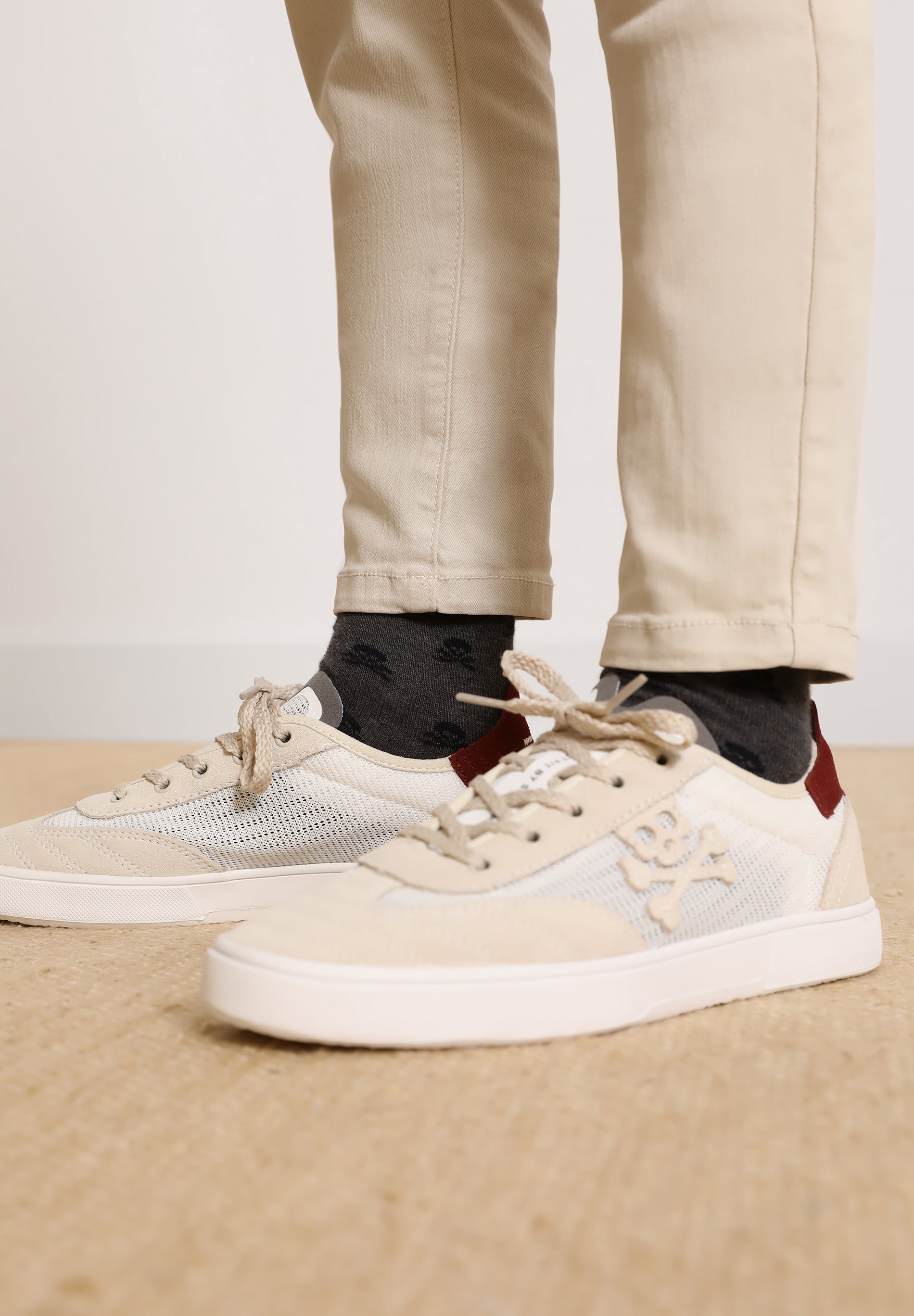 SNEAKERS BAJAS DETALLE TALÓN