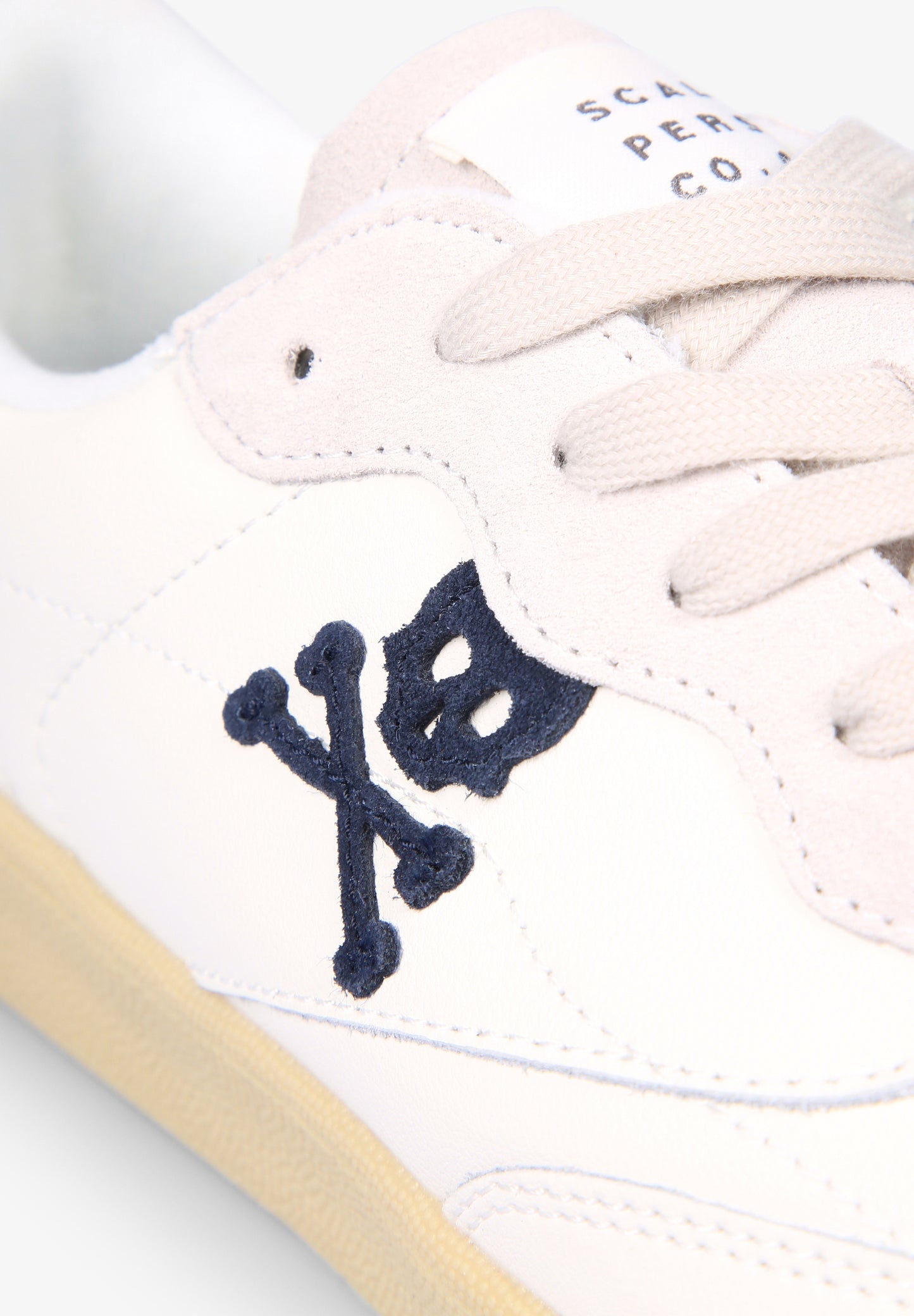 SNEAKERS DETALLE TALÓN