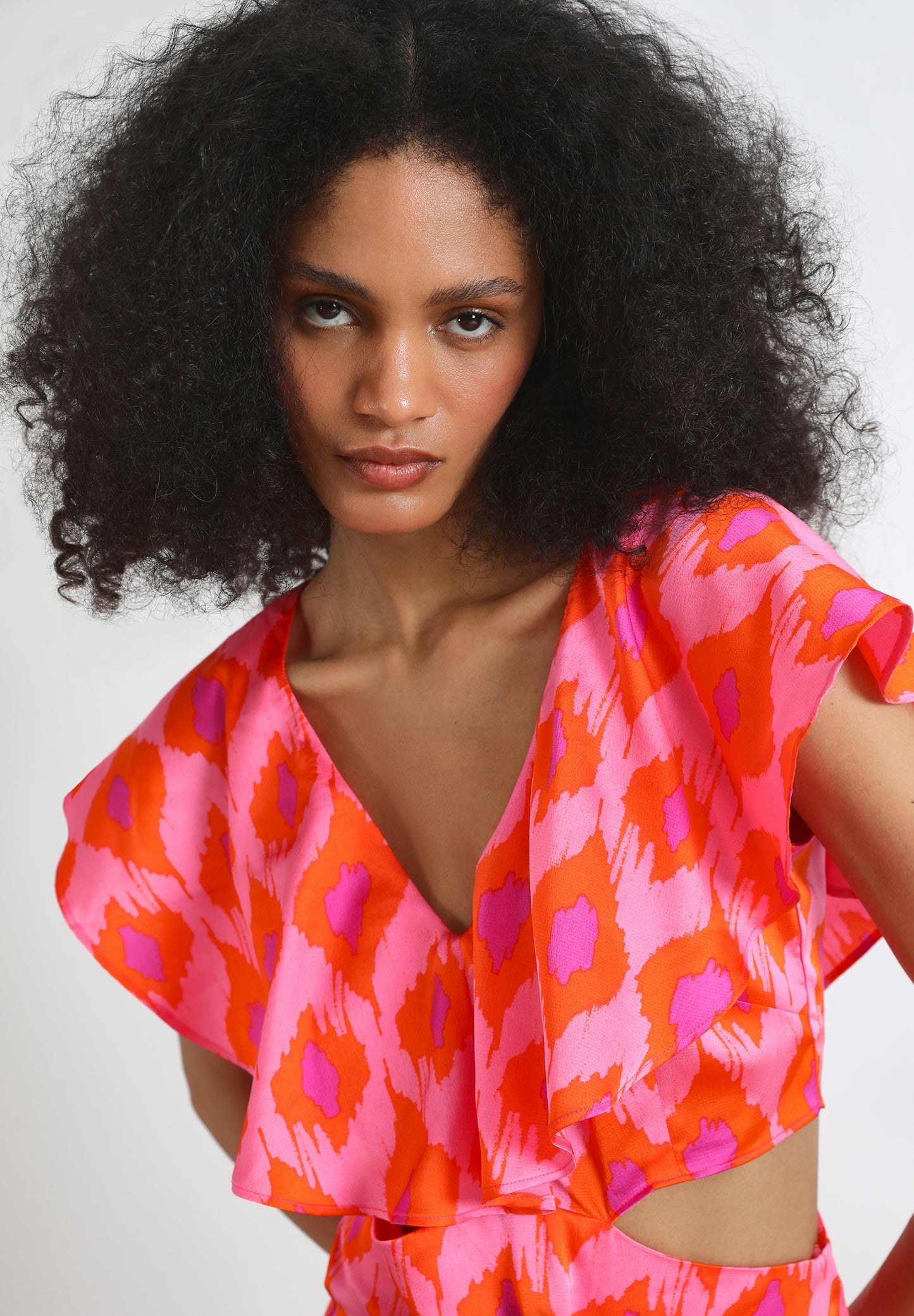 VESTIDO CUT OUT VOLANTE