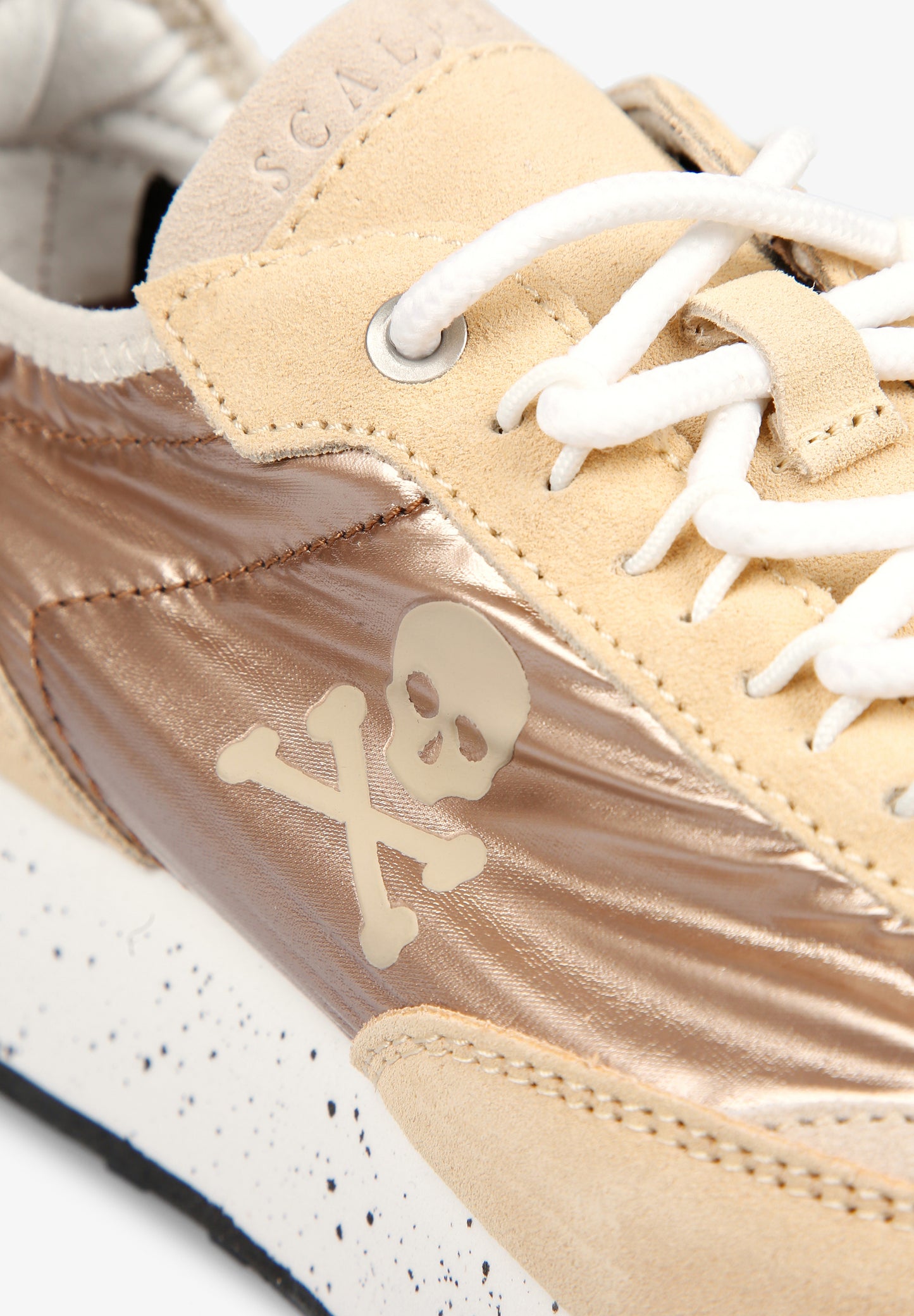 SNEAKERS METALIZADA SUELA MOTEADA