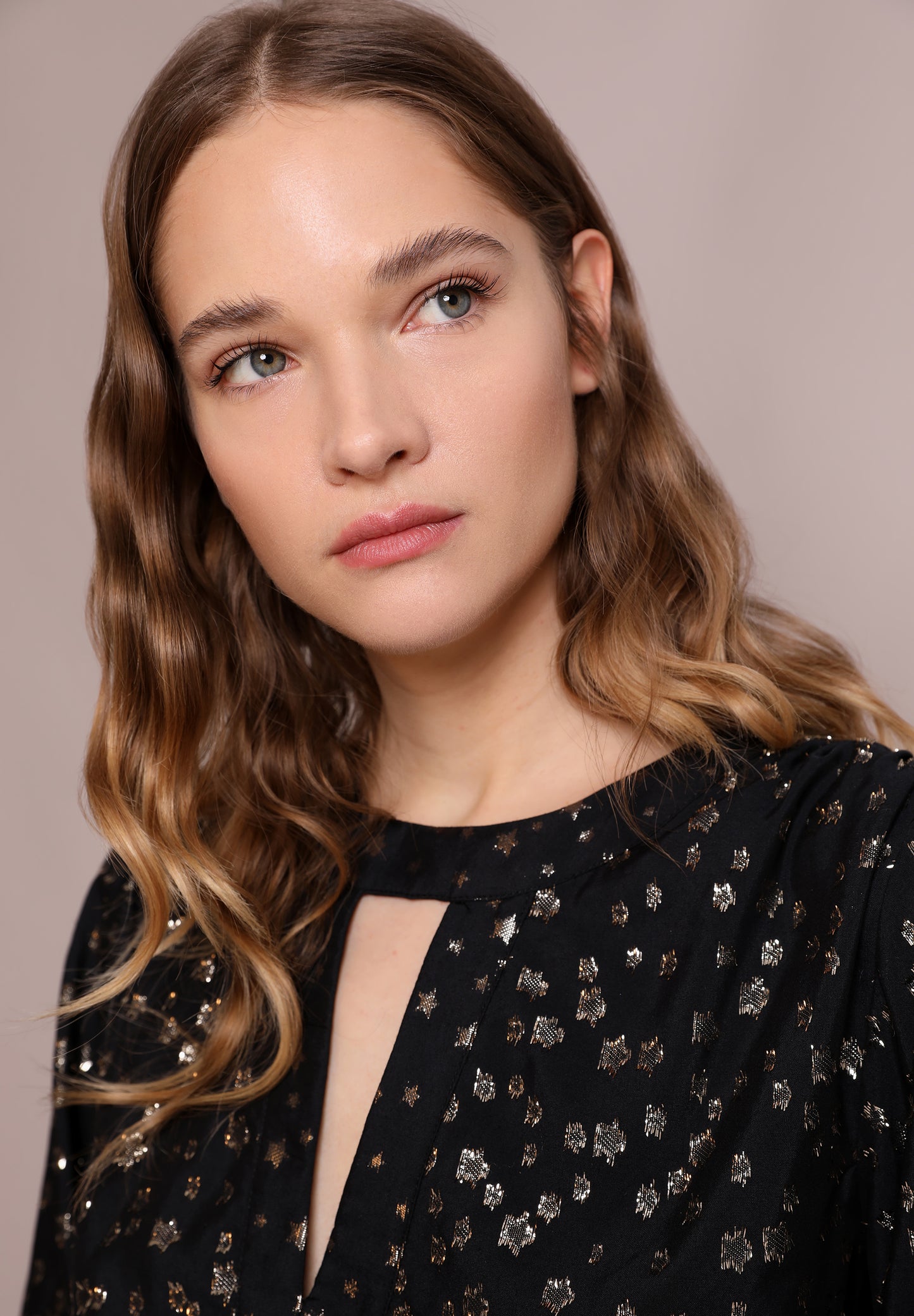 VESTIDO MINI CUT OUT ESTRELLAS